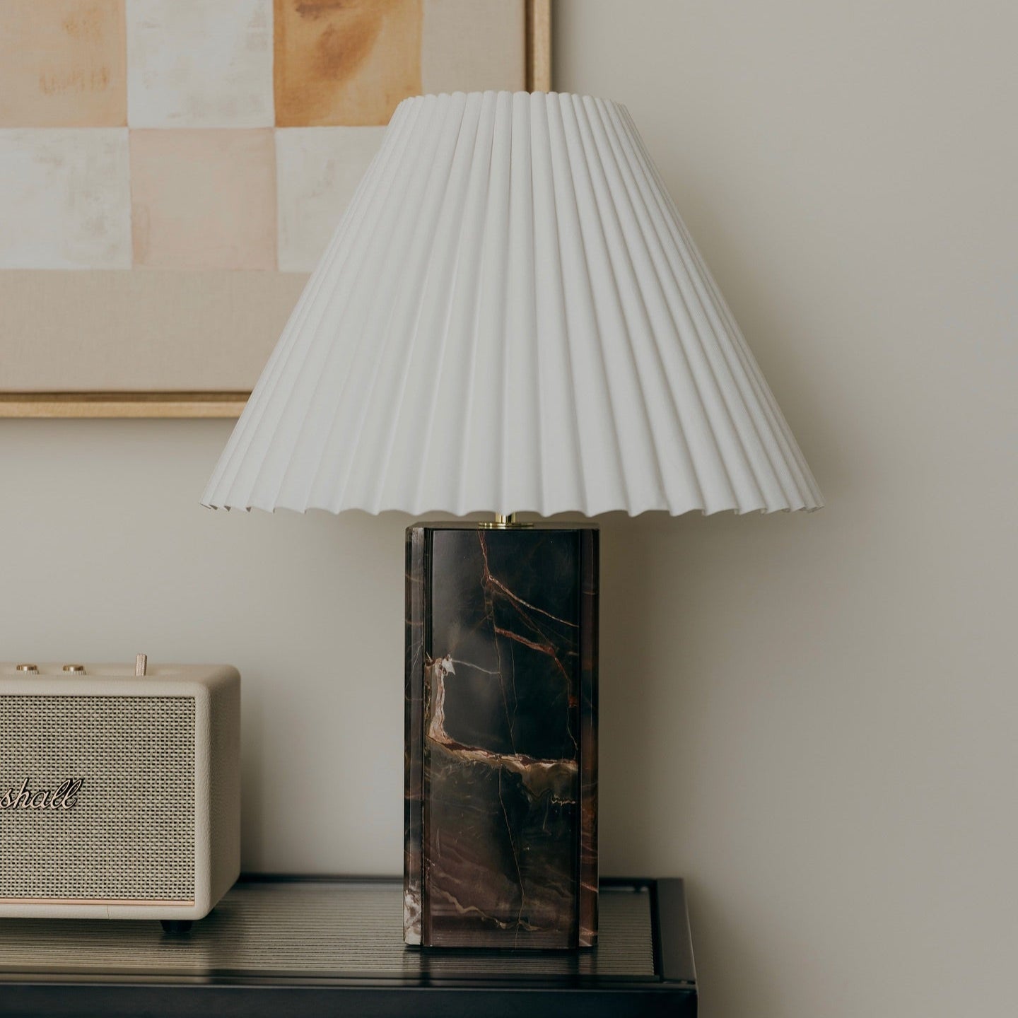 Lámpara de Mesa de Mármol Bianca con Pantalla de Tela Plisada – Iluminación Elegante para Hogar y Oficina 7
