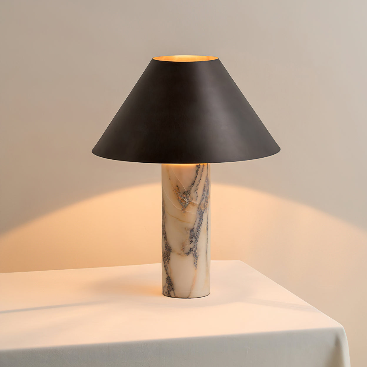 Lámpara de Mesa de Mármol Blanco con Pantalla de Tela Negra – Diseño Moderno 2
