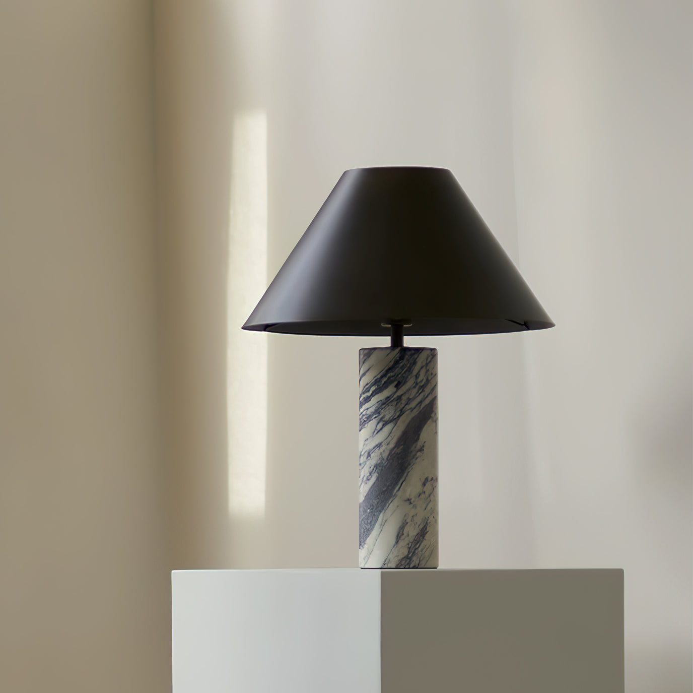 Lámpara de Mesa de Mármol Blanco con Pantalla de Tela Negra – Diseño Moderno 6