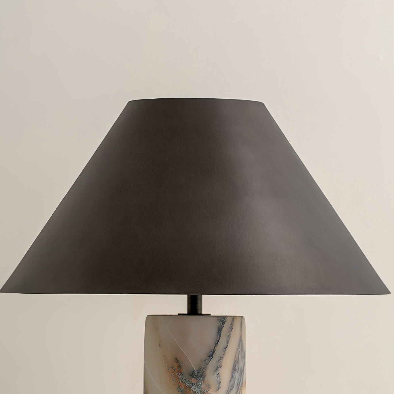 Lámpara de Mesa de Mármol Blanco con Pantalla de Tela Negra – Diseño Moderno 7