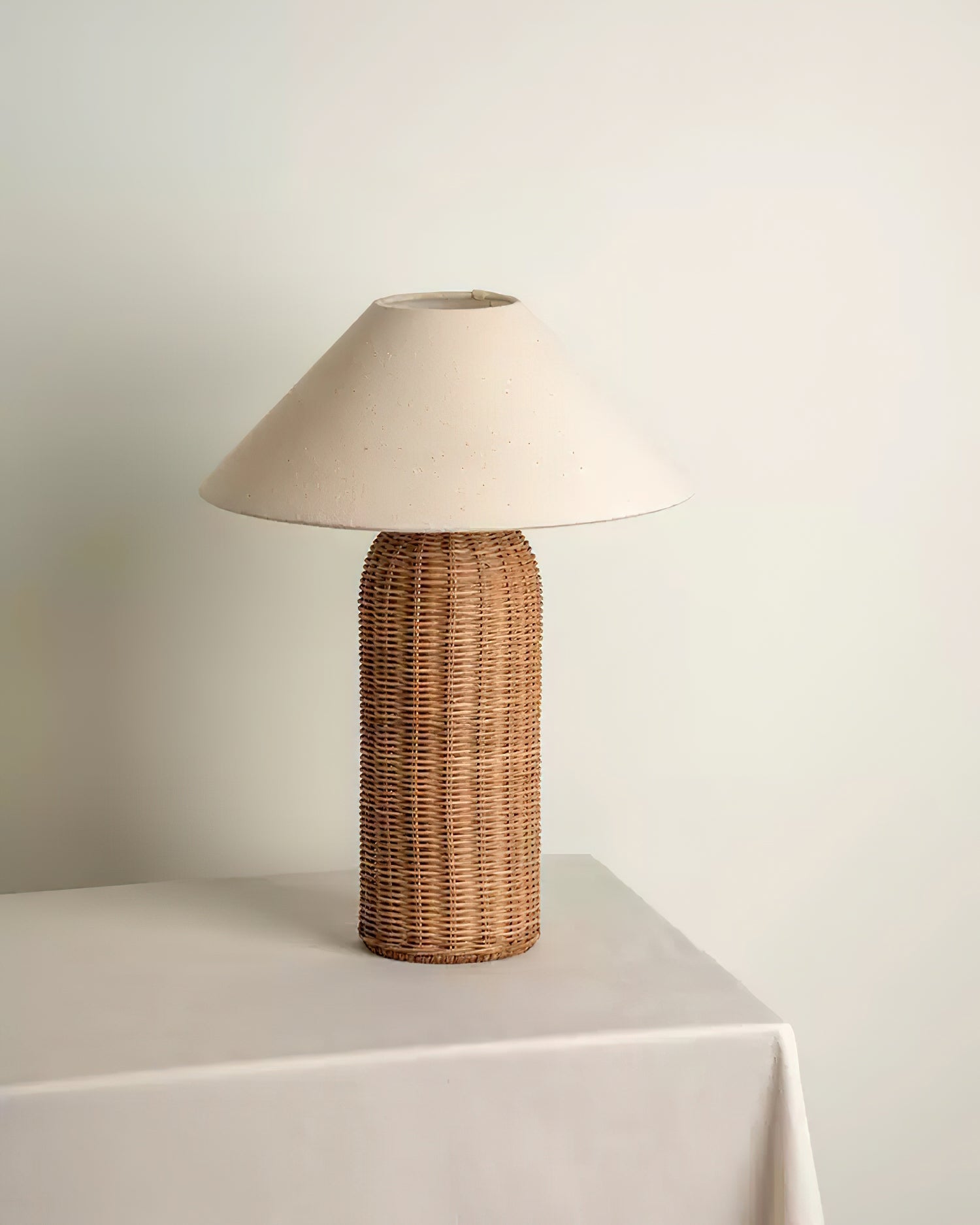 Lámpara de Mesa de Ratán Natural con Pantalla de Tela para Interiores - Diseño Moderno y Elegante 3