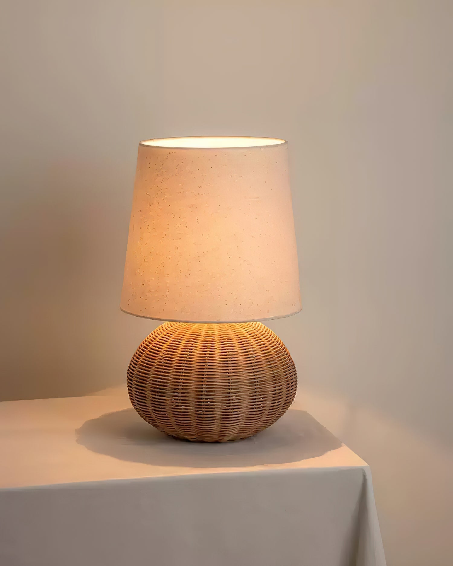 Lámpara de Mesa de Ratán Natural con Pantalla de Tela para Interiores - Diseño Moderno y Elegante 6