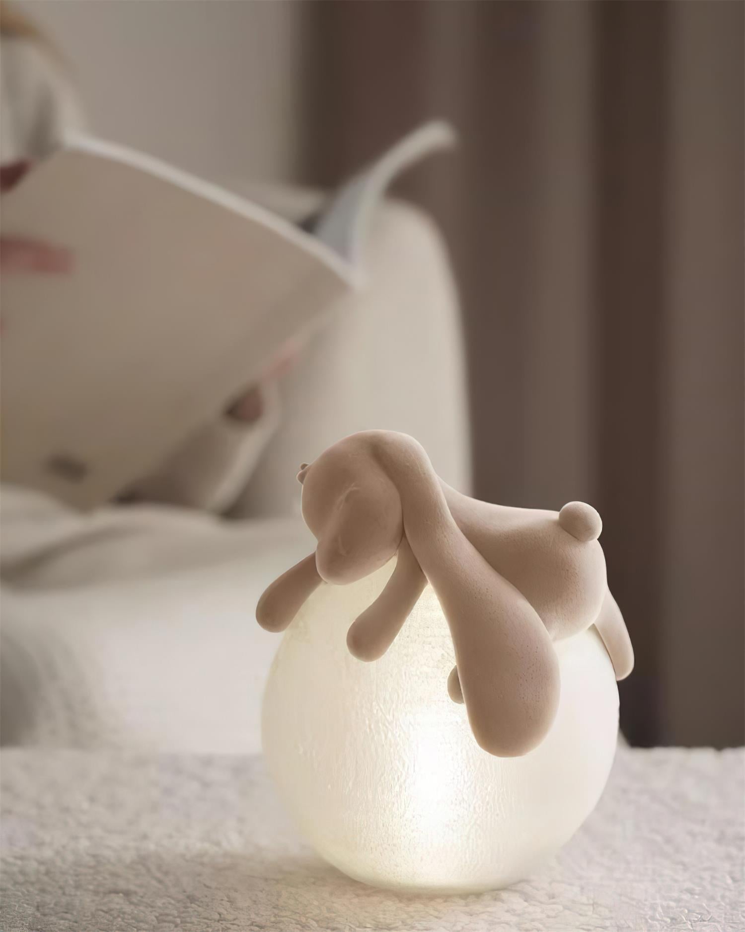Lámpara de Mesa de Resina con Diseño de Conejo Tierno en Rosa Albaricoque – Lámpara Sobremesa Moderna Minimalista para Interior 2