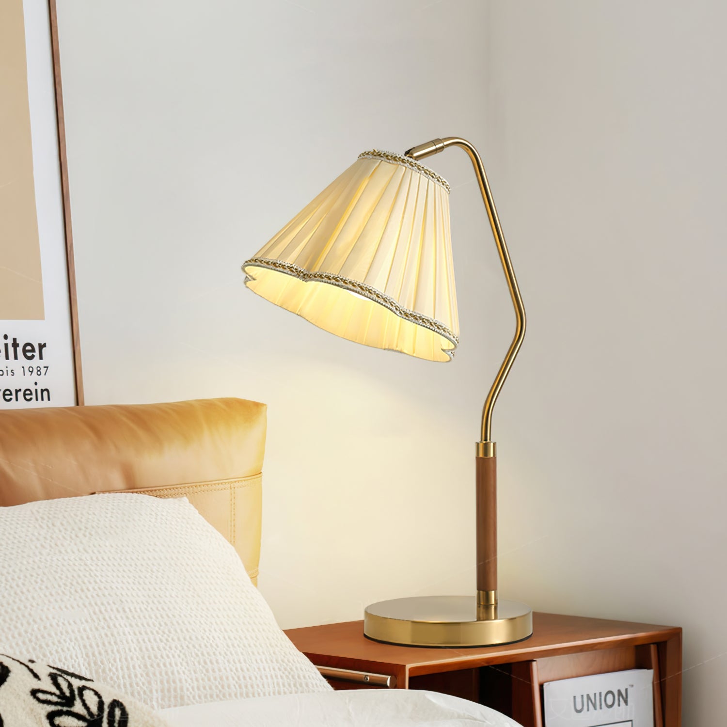 Lámpara de Mesa de Tela Florentina con Base Dorada y Pantalla Elegante – Ideal para Decoración Interior y Mesita de Noche 2