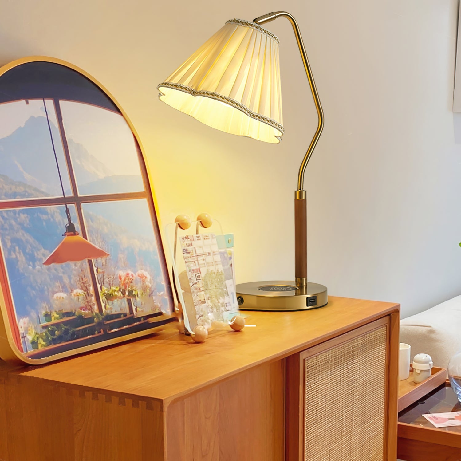 Lámpara de Mesa de Tela Florentina con Base Dorada y Pantalla Elegante – Ideal para Decoración Interior y Mesita de Noche 3