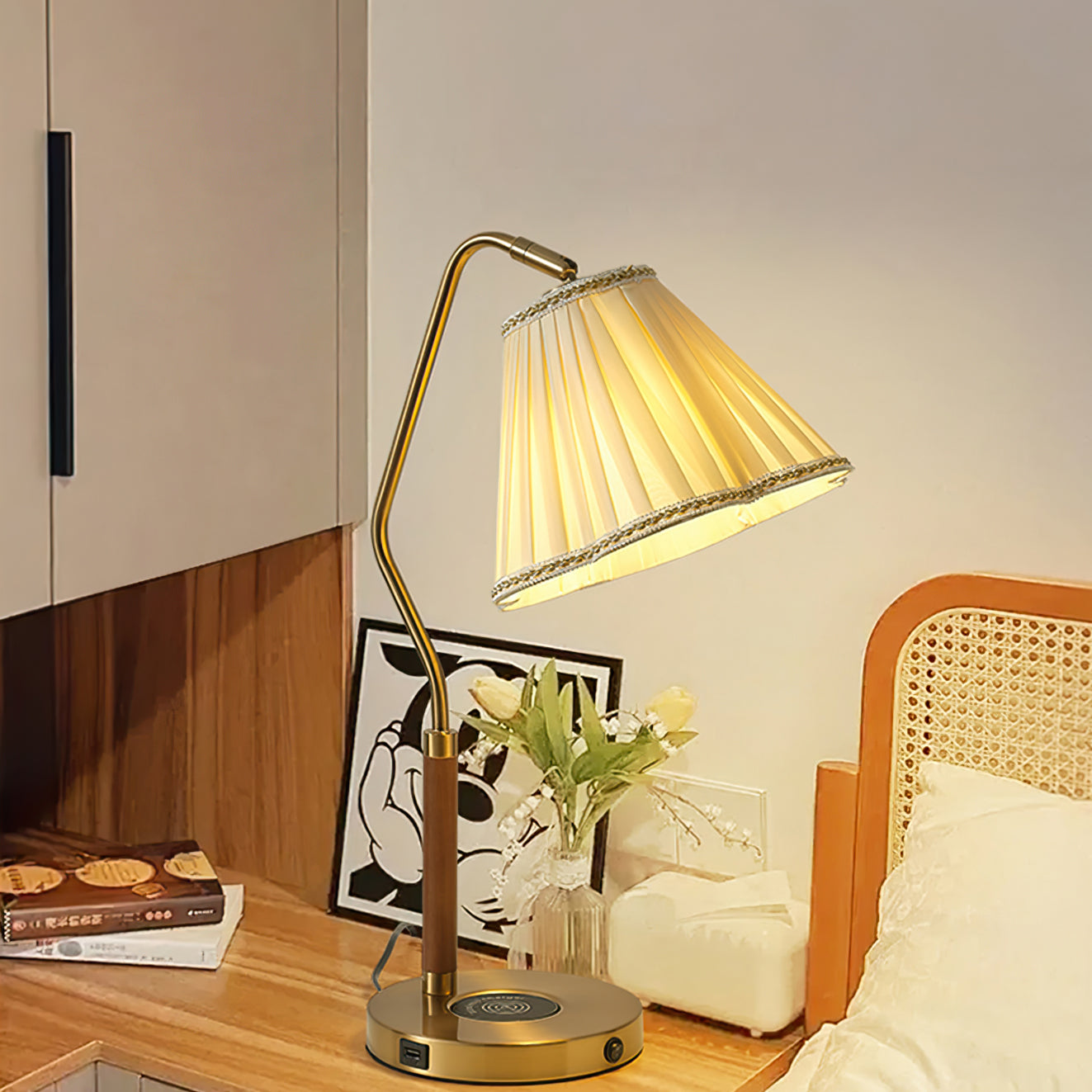 Lámpara de Mesa de Tela Florentina con Base Dorada y Pantalla Elegante – Ideal para Decoración Interior y Mesita de Noche 5