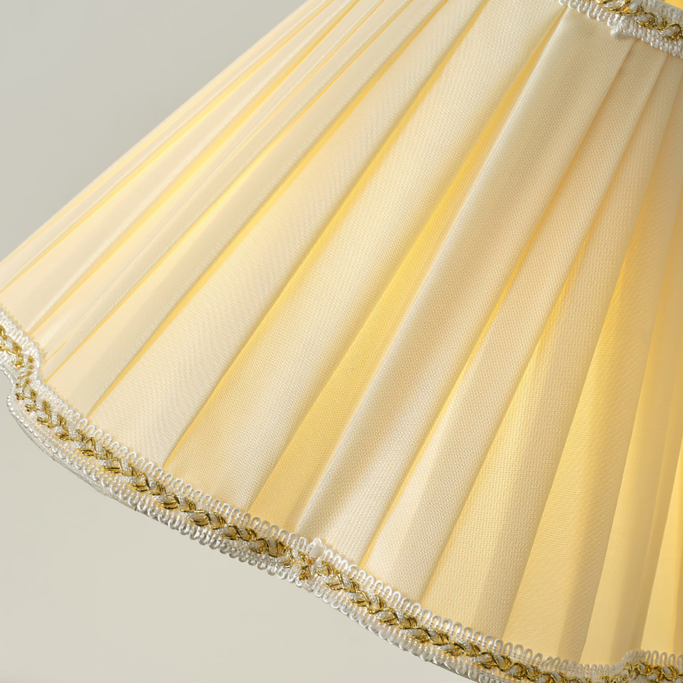 Lámpara de Mesa de Tela Florentina con Base Dorada y Pantalla Elegante – Ideal para Decoración Interior y Mesita de Noche 6