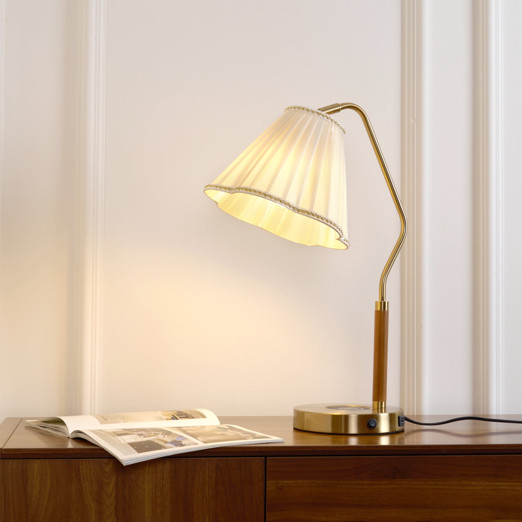 Lámpara de Mesa de Tela Florentina con Base Dorada y Pantalla Elegante – Ideal para Decoración Interior y Mesita de Noche 7
