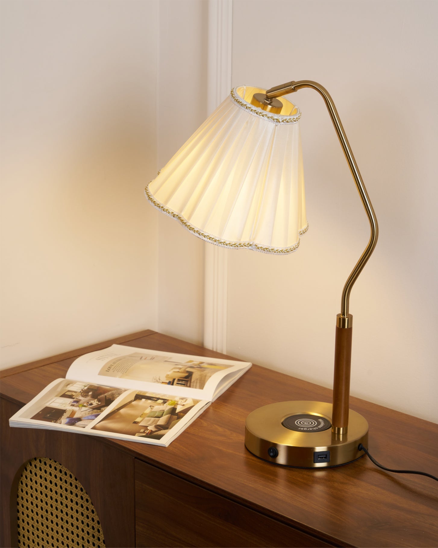 Lámpara de Mesa de Tela Florentina con Base Dorada y Pantalla Elegante – Ideal para Decoración Interior y Mesita de Noche 8