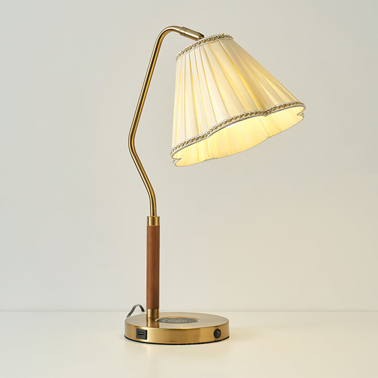 Lámpara de Mesa de Tela Florentina con Base Dorada y Pantalla Elegante – Ideal para Decoración Interior y Mesita de Noche 9