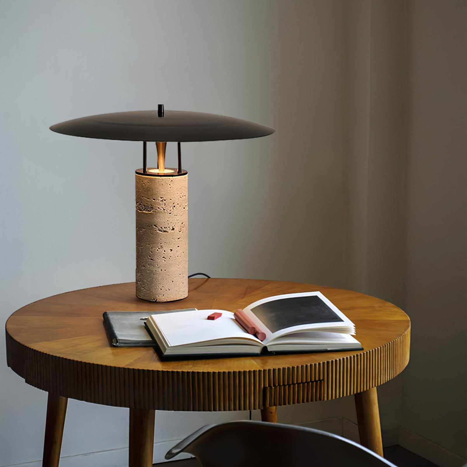 Lámpara de Mesa de Travertino Amarillo con Diseño Elegante y Luz LED Integrada 1