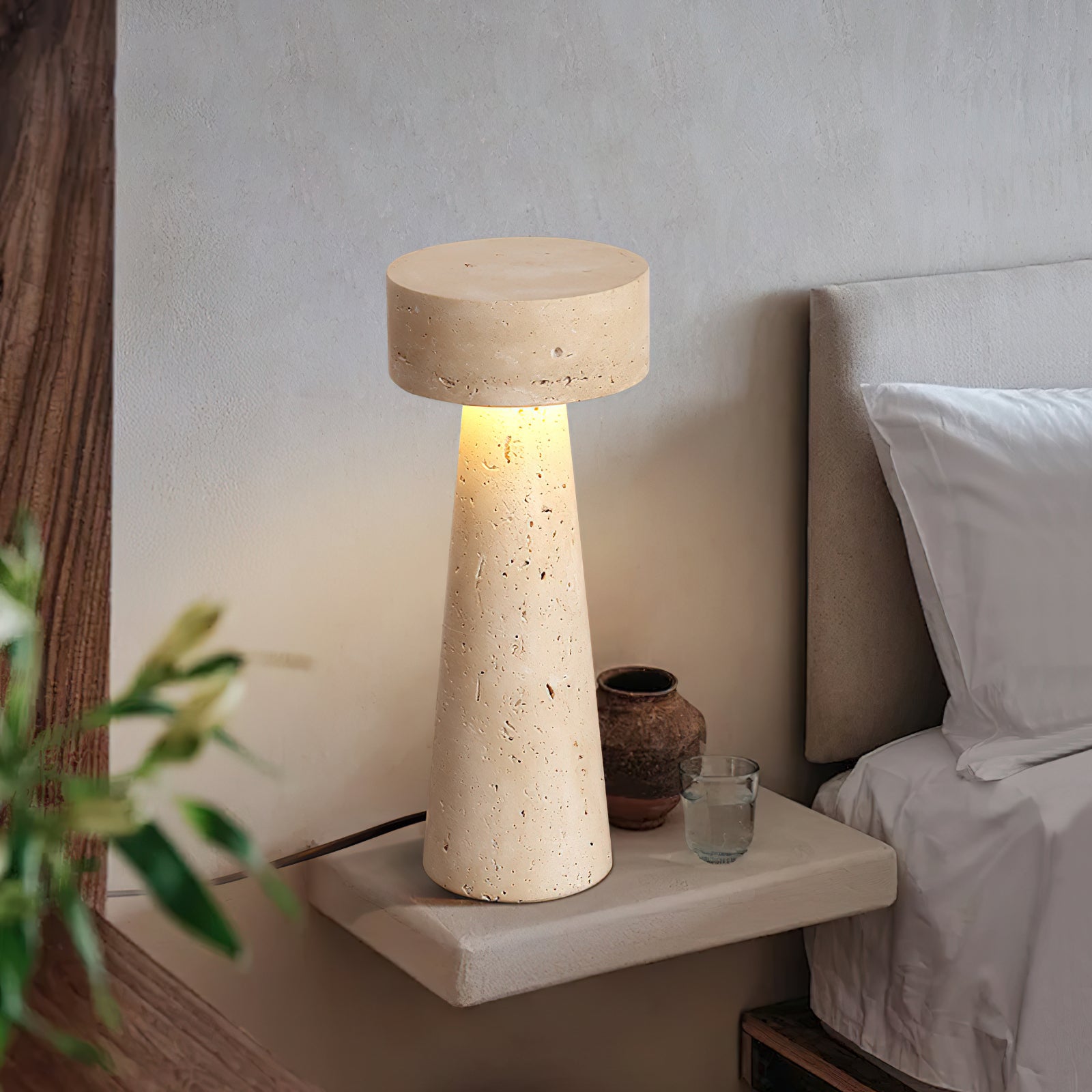 Lámpara de Mesa de Travertino Natural Beige con Luz LED Integrada – Diseño Minimalista para Mesita de Noche 3
