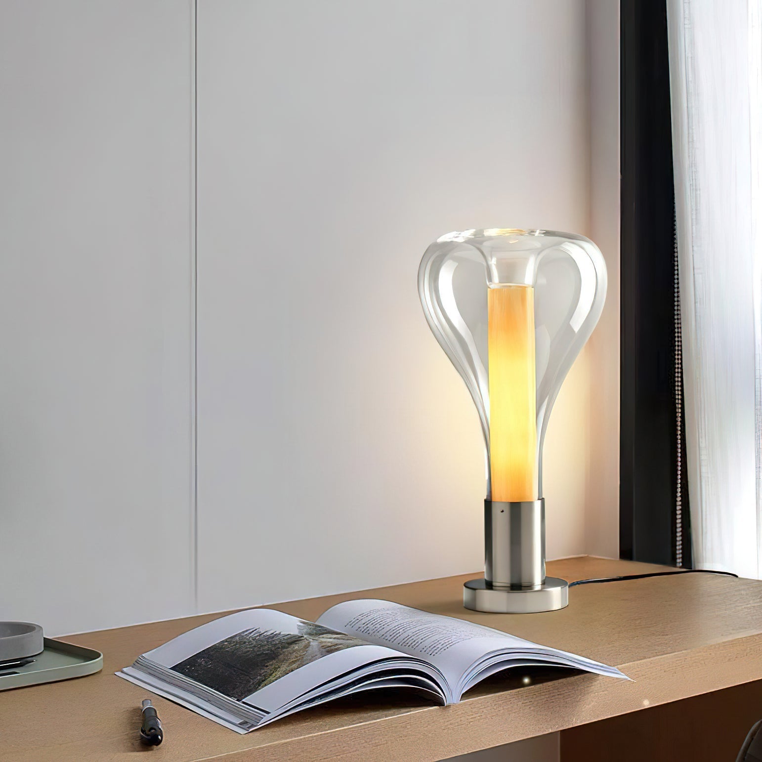 Lámpara de Mesa de Vidrio Beaker con Diseño Único y Luz Cálida – Tamaño Estándar 8