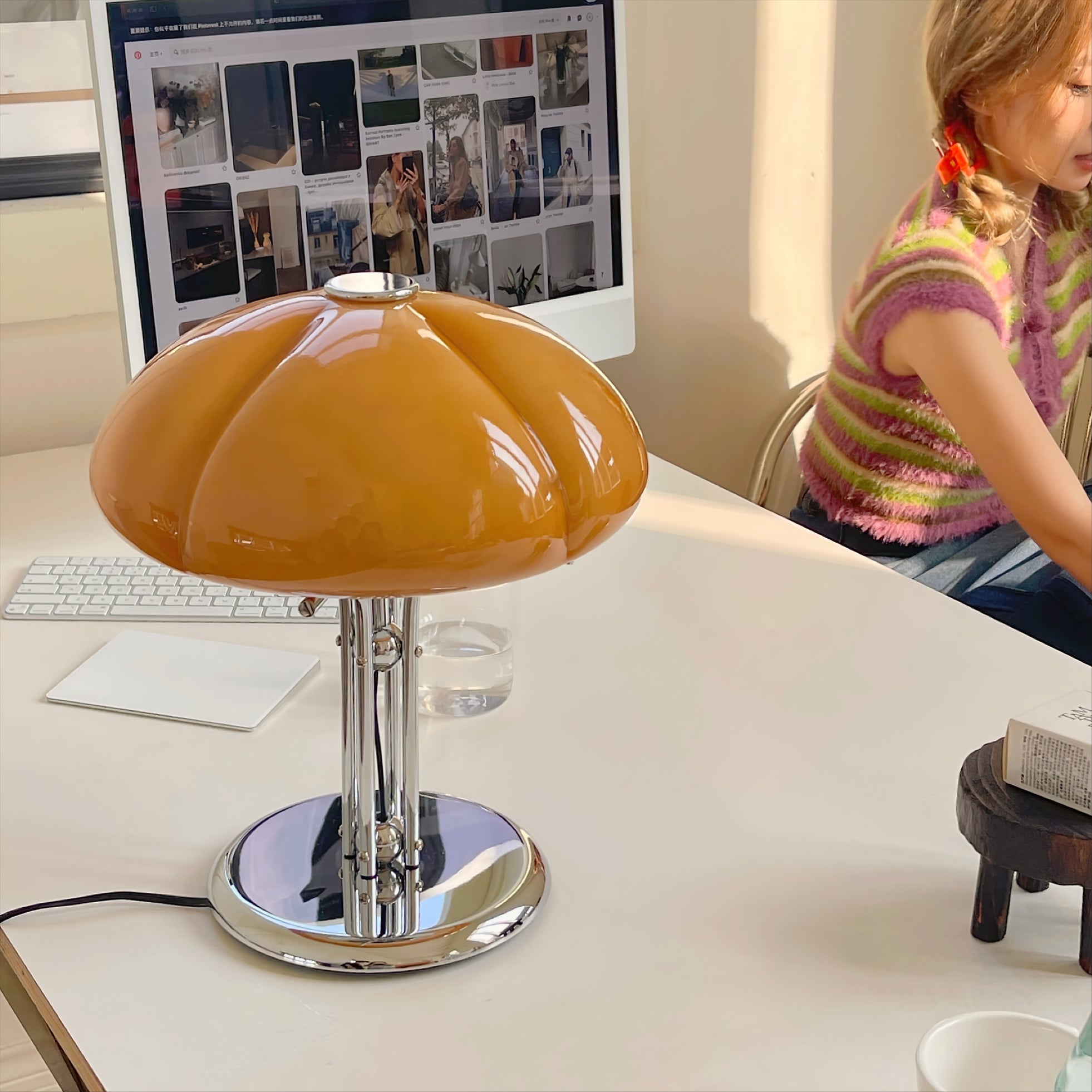 Lámpara de Mesa de Vidrio Naranja con Base de Cromo – Diseño Curvado y Estilo Retro 2
