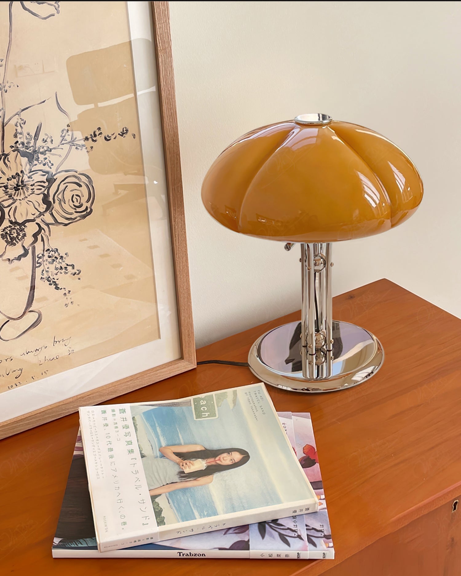 Lámpara de Mesa de Vidrio Naranja con Base de Cromo – Diseño Curvado y Estilo Retro 3