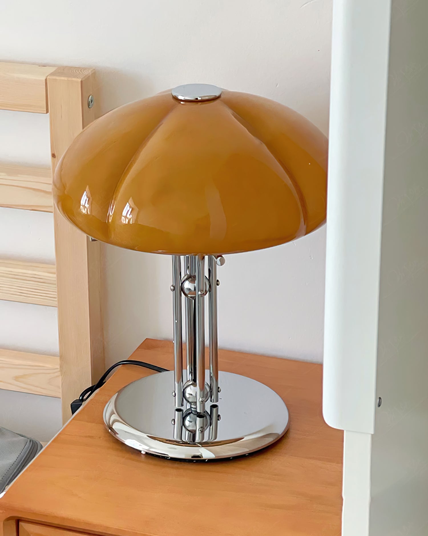 Lámpara de Mesa de Vidrio Naranja con Base de Cromo – Diseño Curvado y Estilo Retro 4