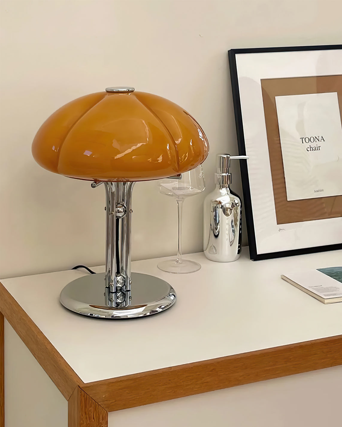 Lámpara de Mesa de Vidrio Naranja con Base de Cromo – Diseño Curvado y Estilo Retro 7