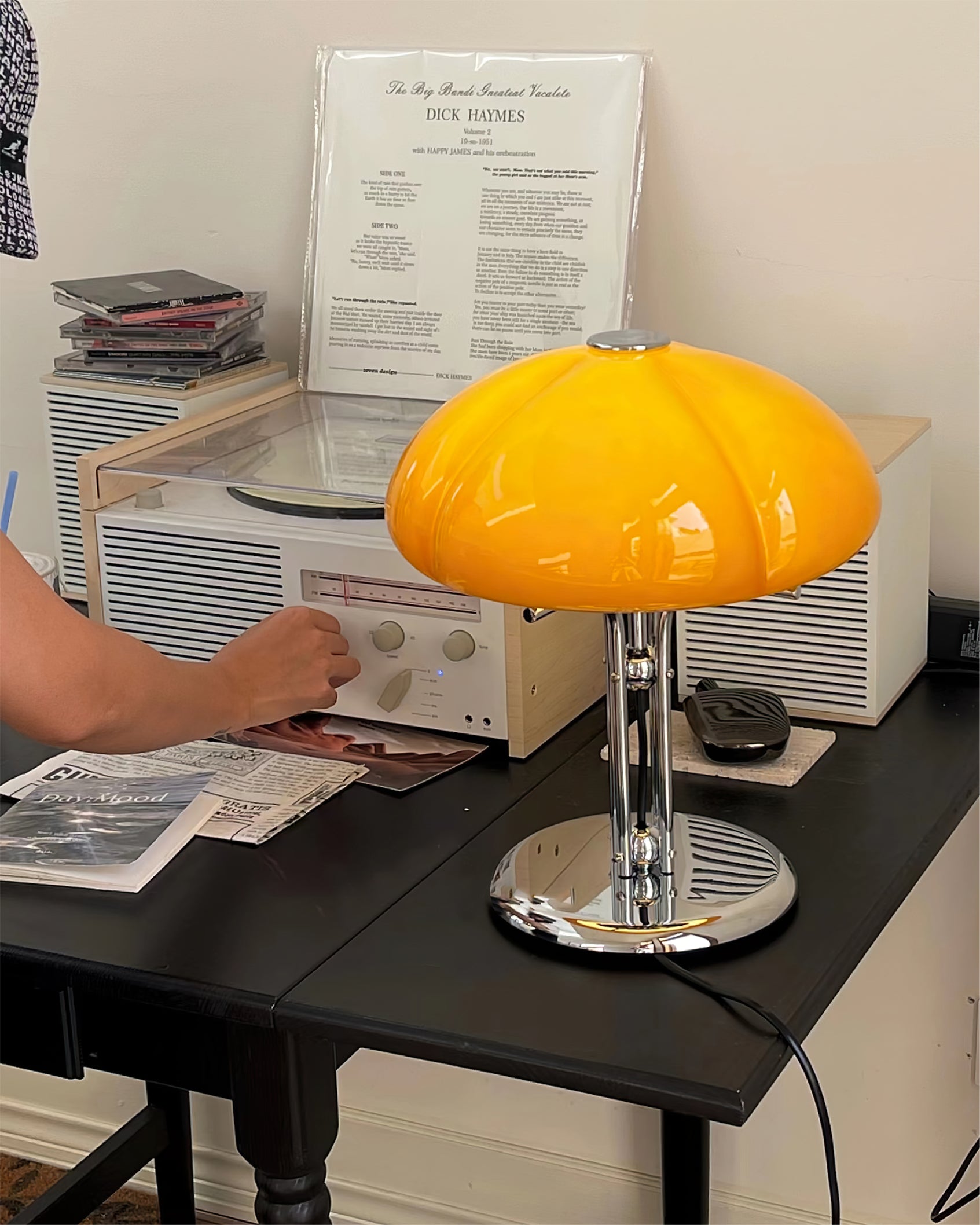 Lámpara de Mesa de Vidrio Naranja con Base de Cromo – Diseño Curvado y Estilo Retro 8