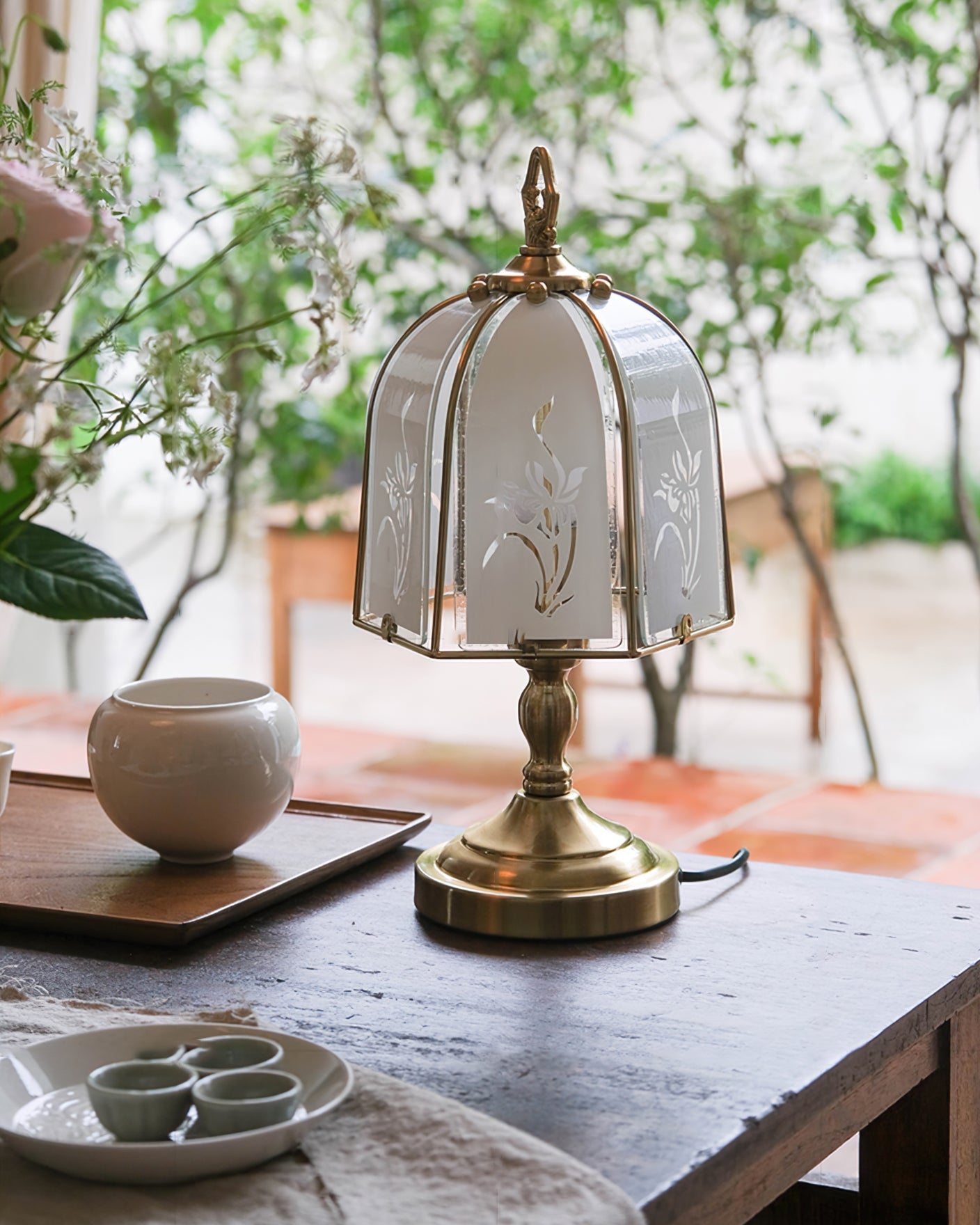 Lámpara de Mesa de Vidrio con Diseño de Orquídea, Elegante y Sofisticada, Ideal para Mesas y Rincones, Compatible con Bombillas LED 3