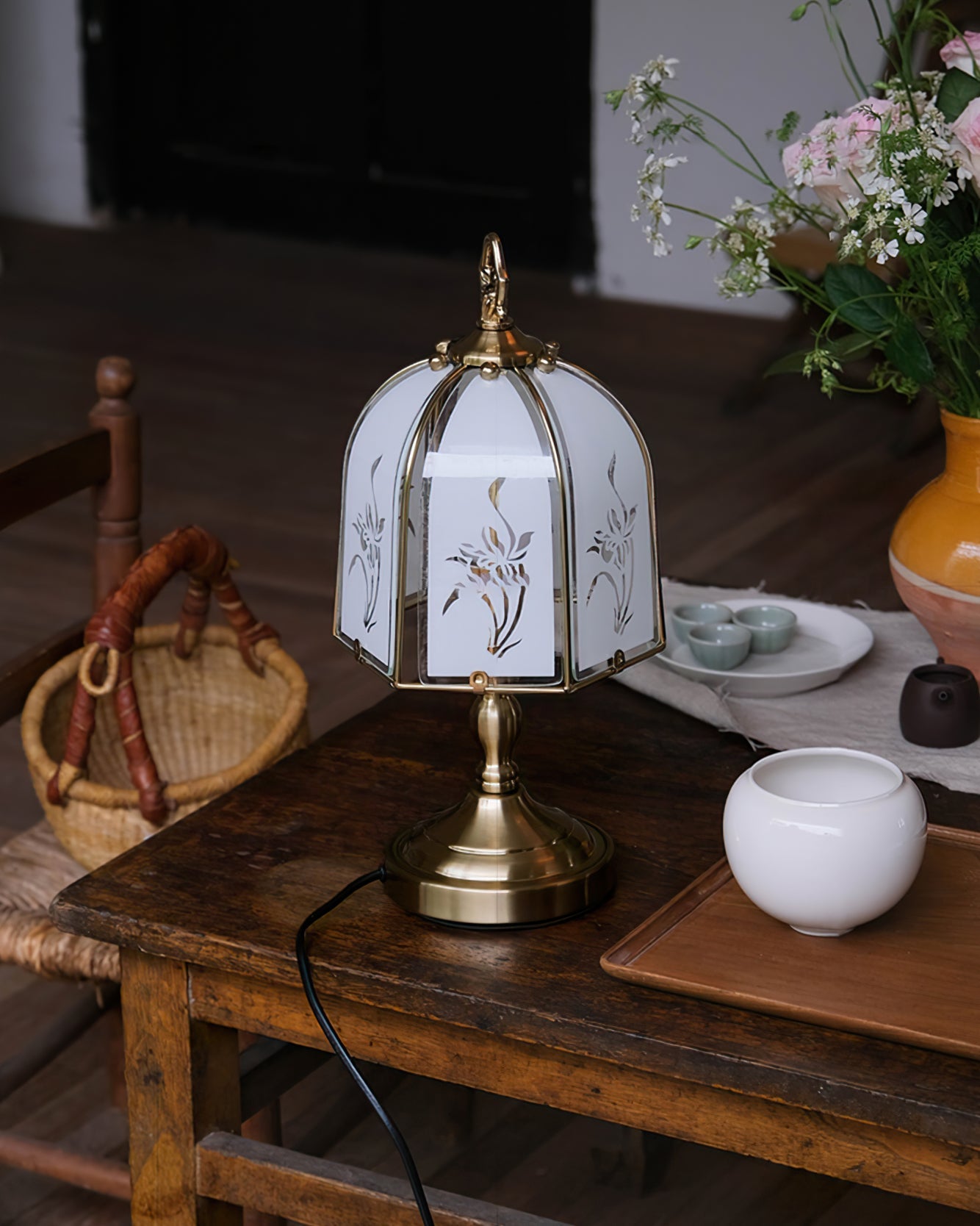 Lámpara de Mesa de Vidrio con Diseño de Orquídea, Elegante y Sofisticada, Ideal para Mesas y Rincones, Compatible con Bombillas LED 5