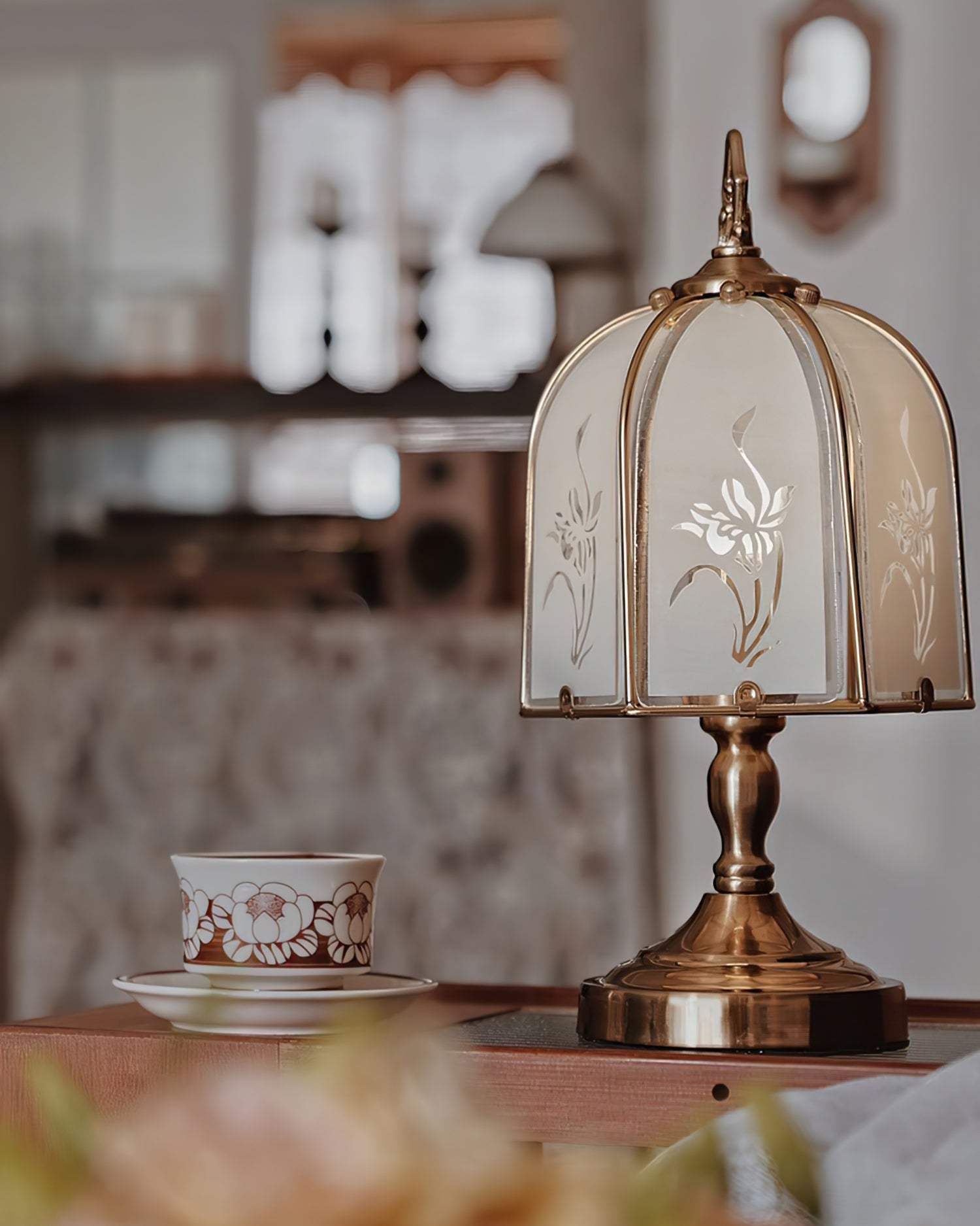 Lámpara de Mesa de Vidrio con Diseño de Orquídea, Elegante y Sofisticada, Ideal para Mesas y Rincones, Compatible con Bombillas LED 6