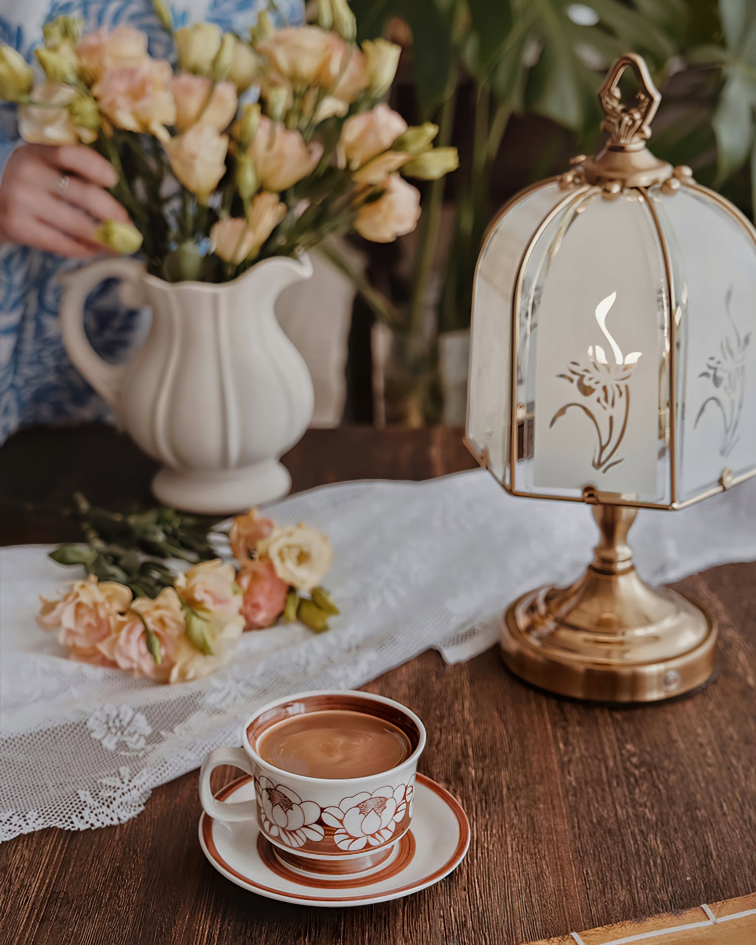 Lámpara de Mesa de Vidrio con Diseño de Orquídea, Elegante y Sofisticada, Ideal para Mesas y Rincones, Compatible con Bombillas LED 7