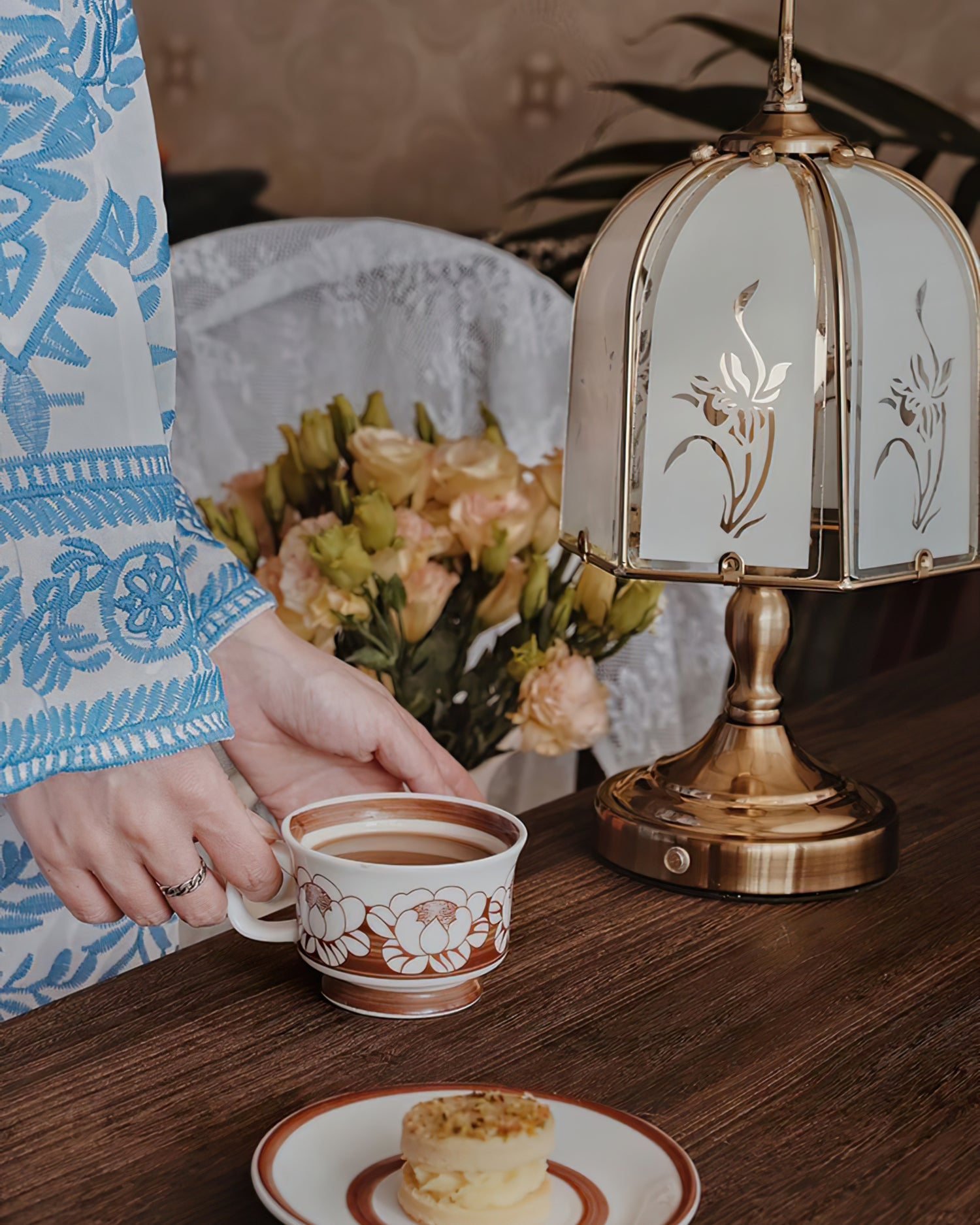 Lámpara de Mesa de Vidrio con Diseño de Orquídea, Elegante y Sofisticada, Ideal para Mesas y Rincones, Compatible con Bombillas LED 8