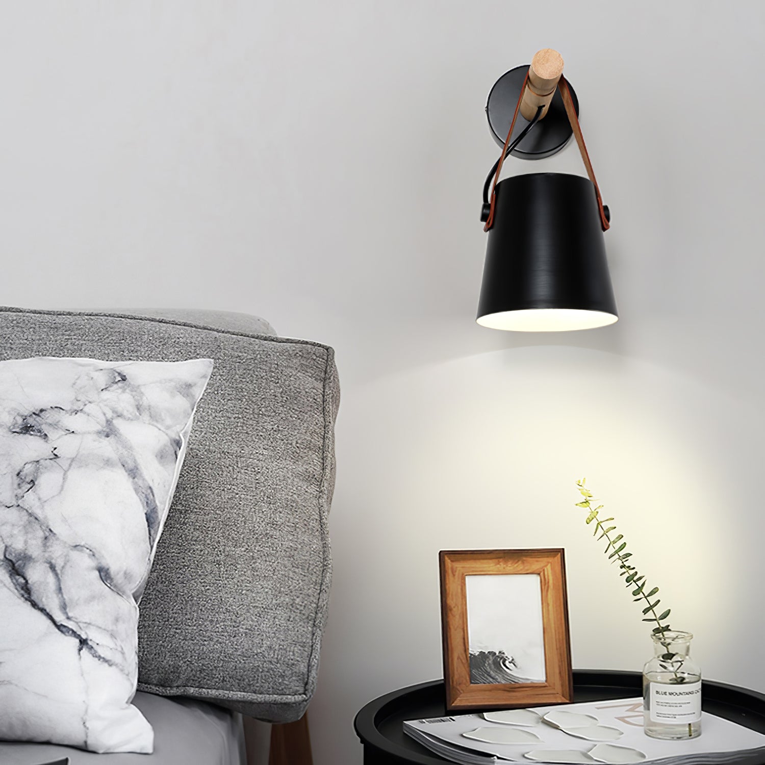 Lámpara de Pared Conical de Madera Escandinava con Luz LED Eficiente y Soporte de Cuero para Interiores 6