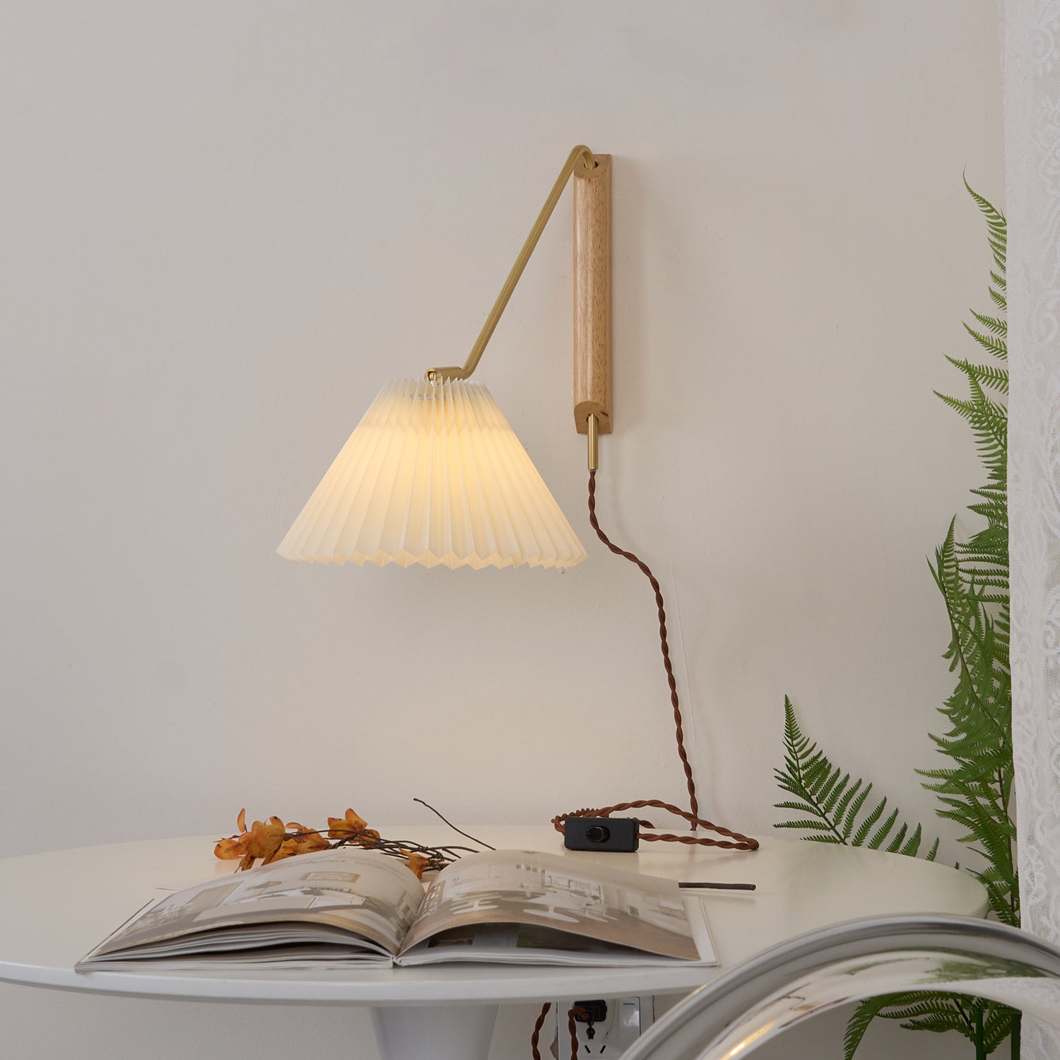 Lámpara de Pared Dorset con Brazo Ajustable y Acabado en Latón – Diseño Moderno y Elegante 2