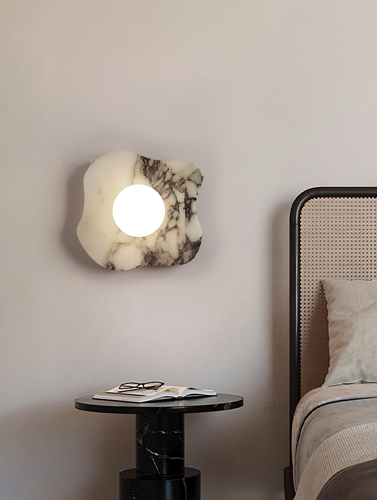 Lámpara de Pared Minimalista de Mármol Irregular – Diseño Asimétrico con Luz LED 2