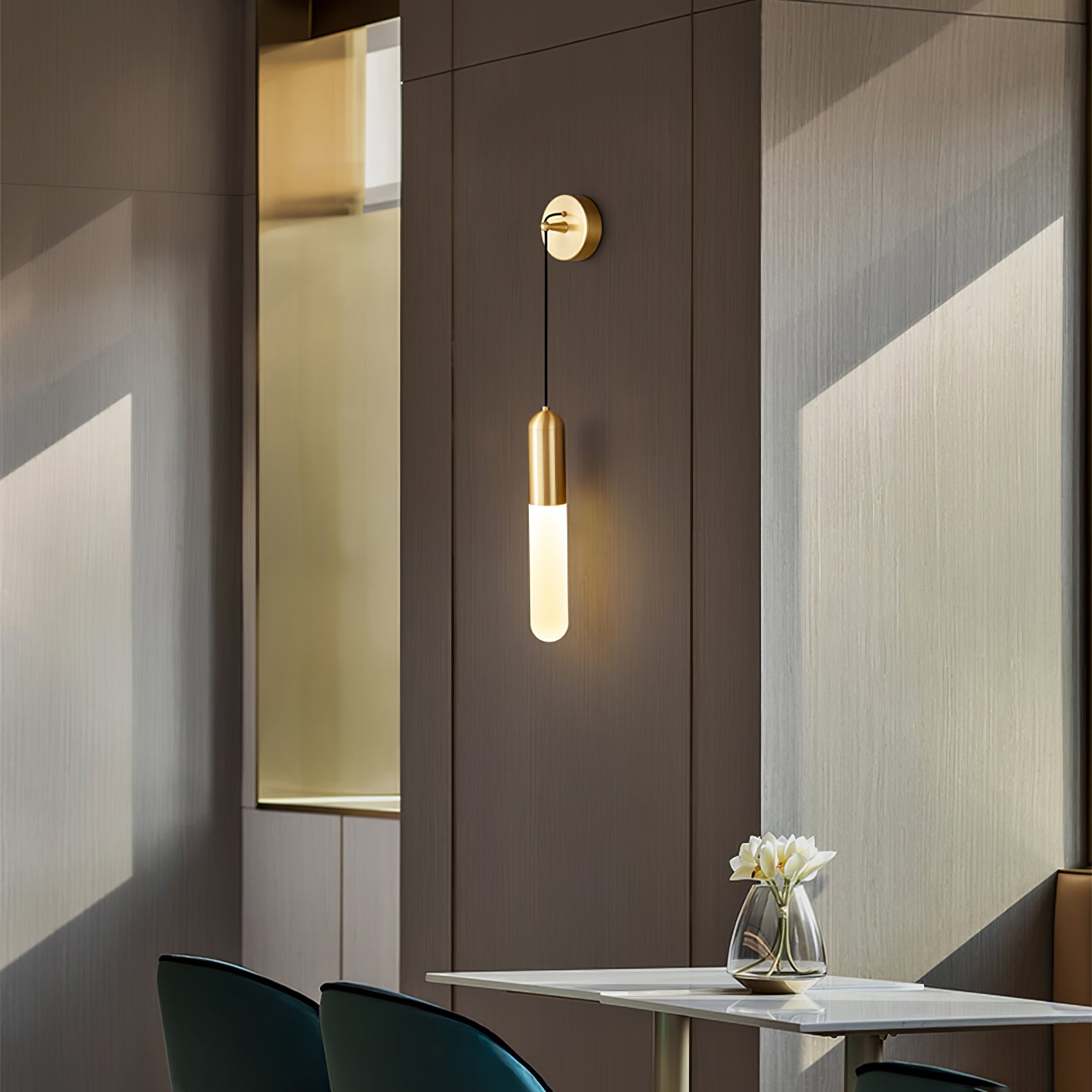 Lámpara de Pared Moderna Flume de Acrílico y Latón – Iluminación Interior Elegante 3