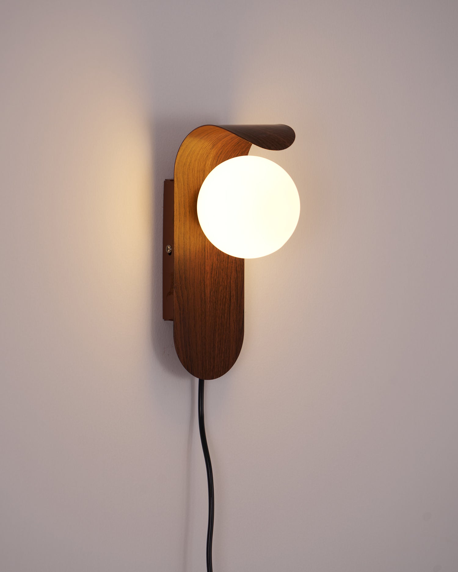 Lámpara de Pared Moderna con Base de Madera y Globo Acrílico - Acabados en Color Madera y Nogal 7