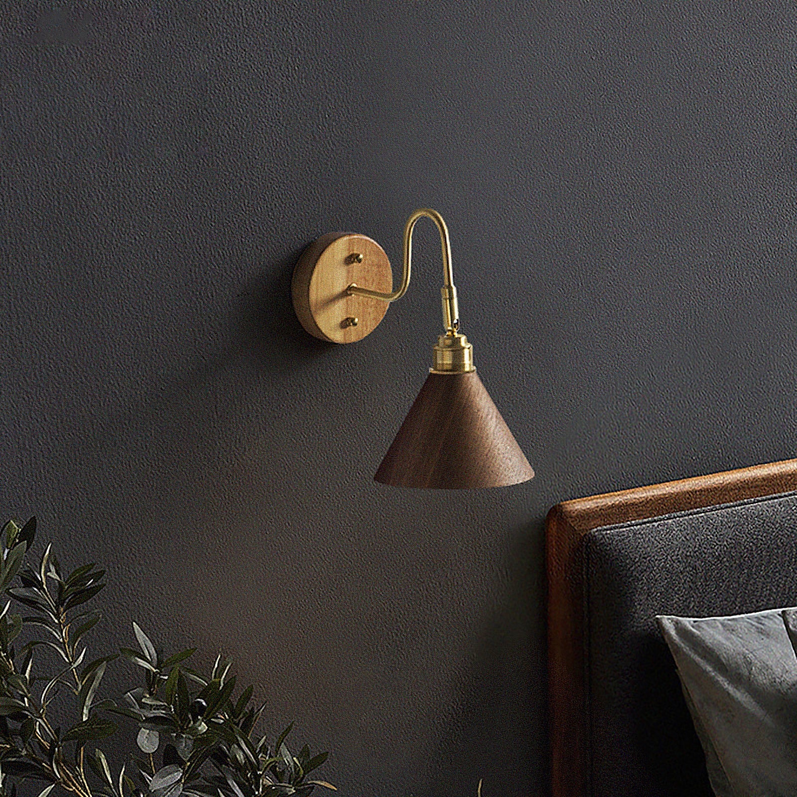 Lámpara de Pared Moderna de Metal y Madera - Estilo Retro, Base Dorada, Pantalla de Nogal 4