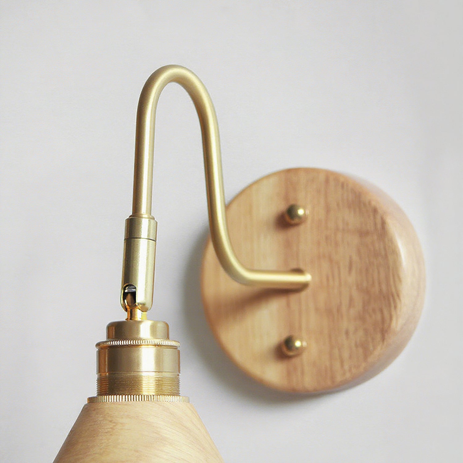 Lámpara de Pared Moderna de Metal y Madera - Estilo Retro, Base Dorada, Pantalla de Nogal 8