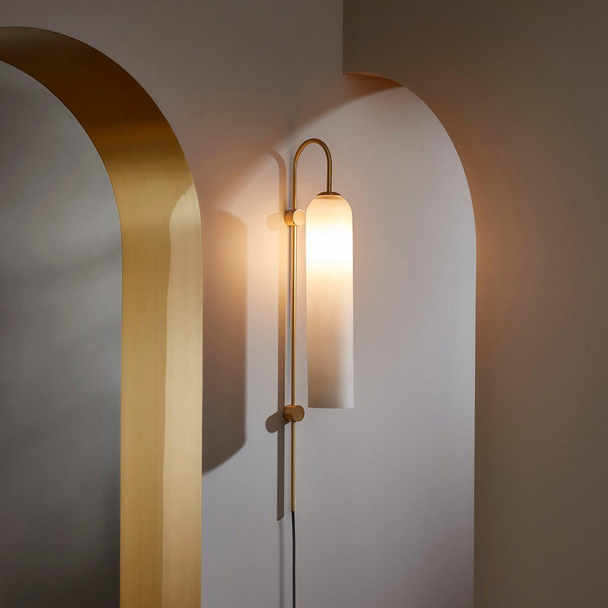 Lyvon - Lámpara de Pared Moderna de Vidrio con Acabados en Negro y Oro – Diseño Elegante y Sofisticado