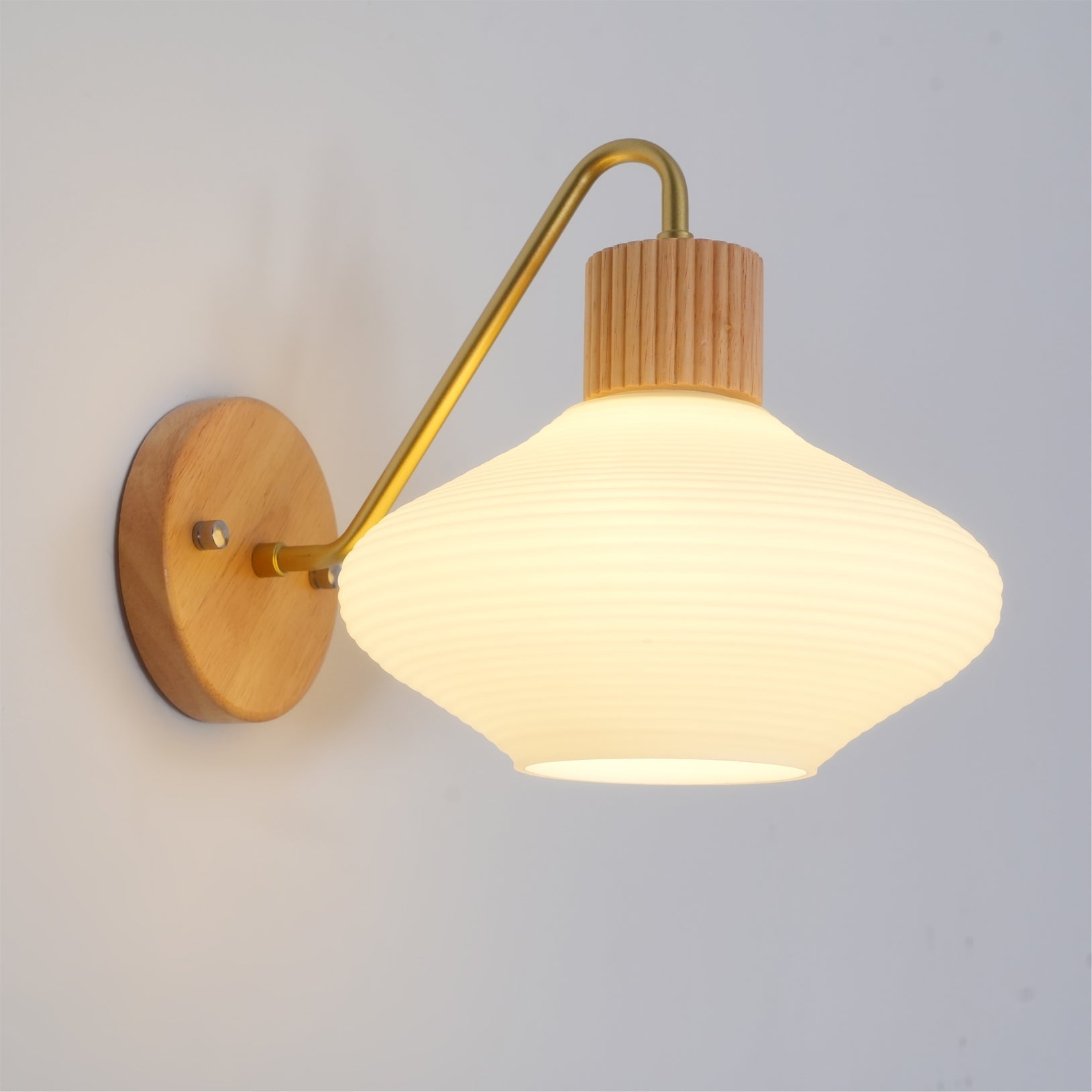 Lámpara de Pared Nórdica Minimalista de Madera con Pantalla de Vidrio Blanco para Lectura 1