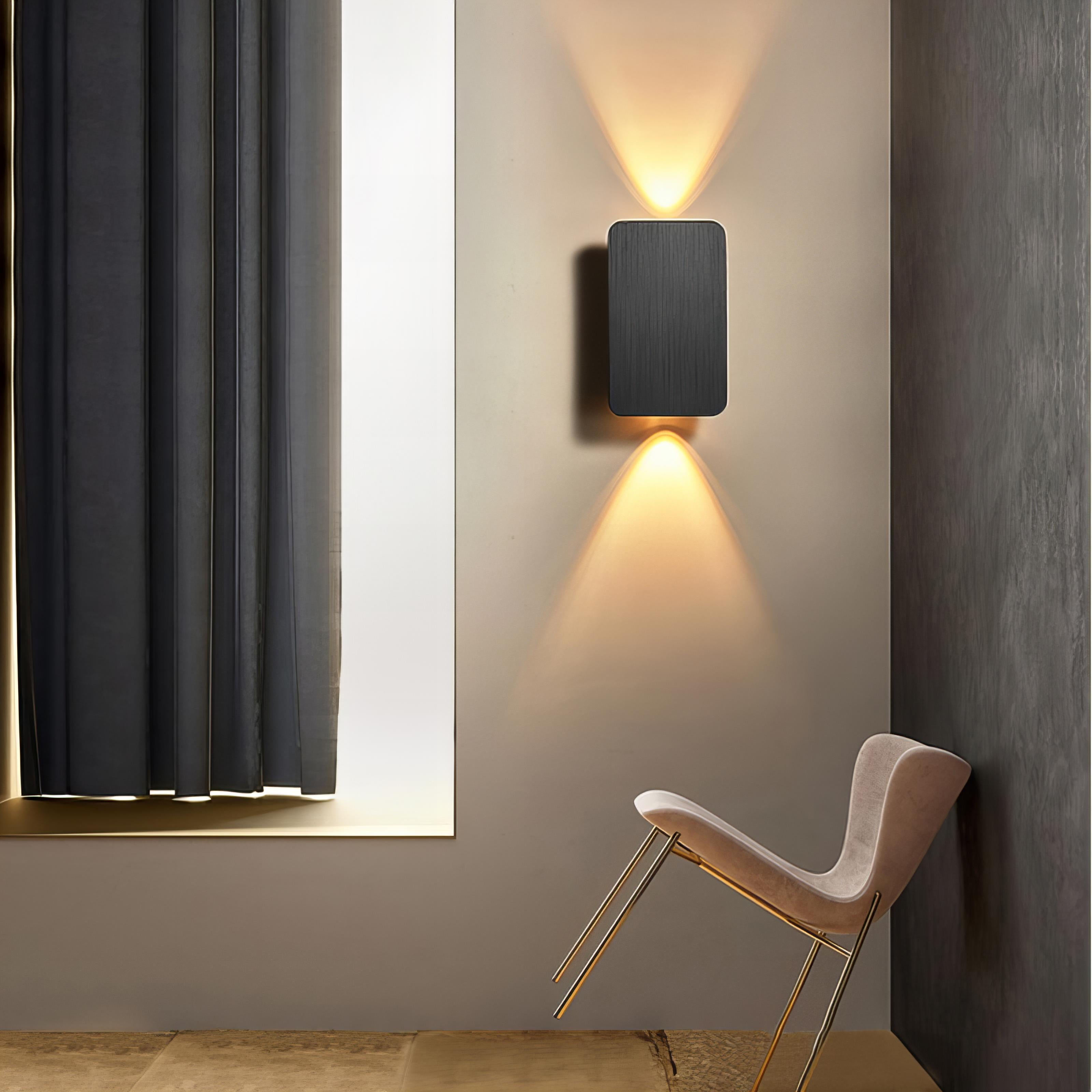Lámpara de Pared Rectangular Moderna con Acabados Metálicos – Eficiente y Ajustable 4