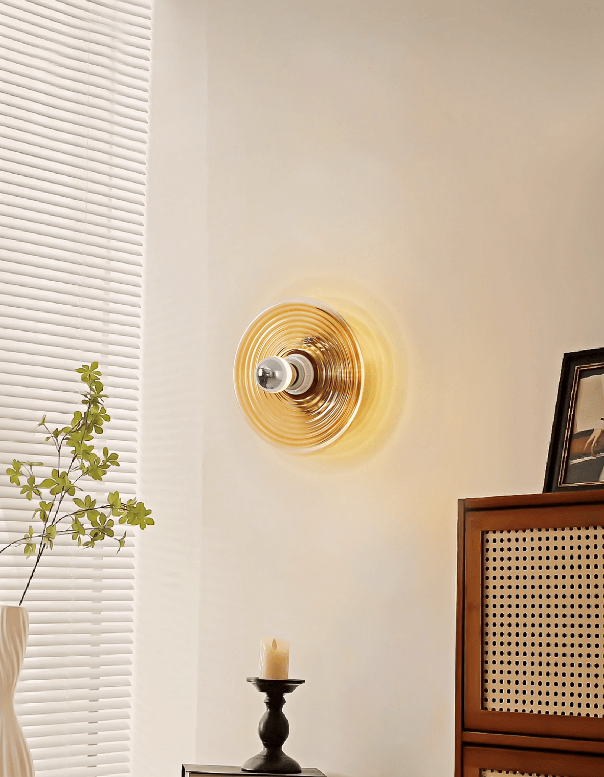 Lámpara de Pared Solaris Nodo con Diseño Futurista y Luz LED – Acabado en Cromo y Vidrio Ámbar 7
