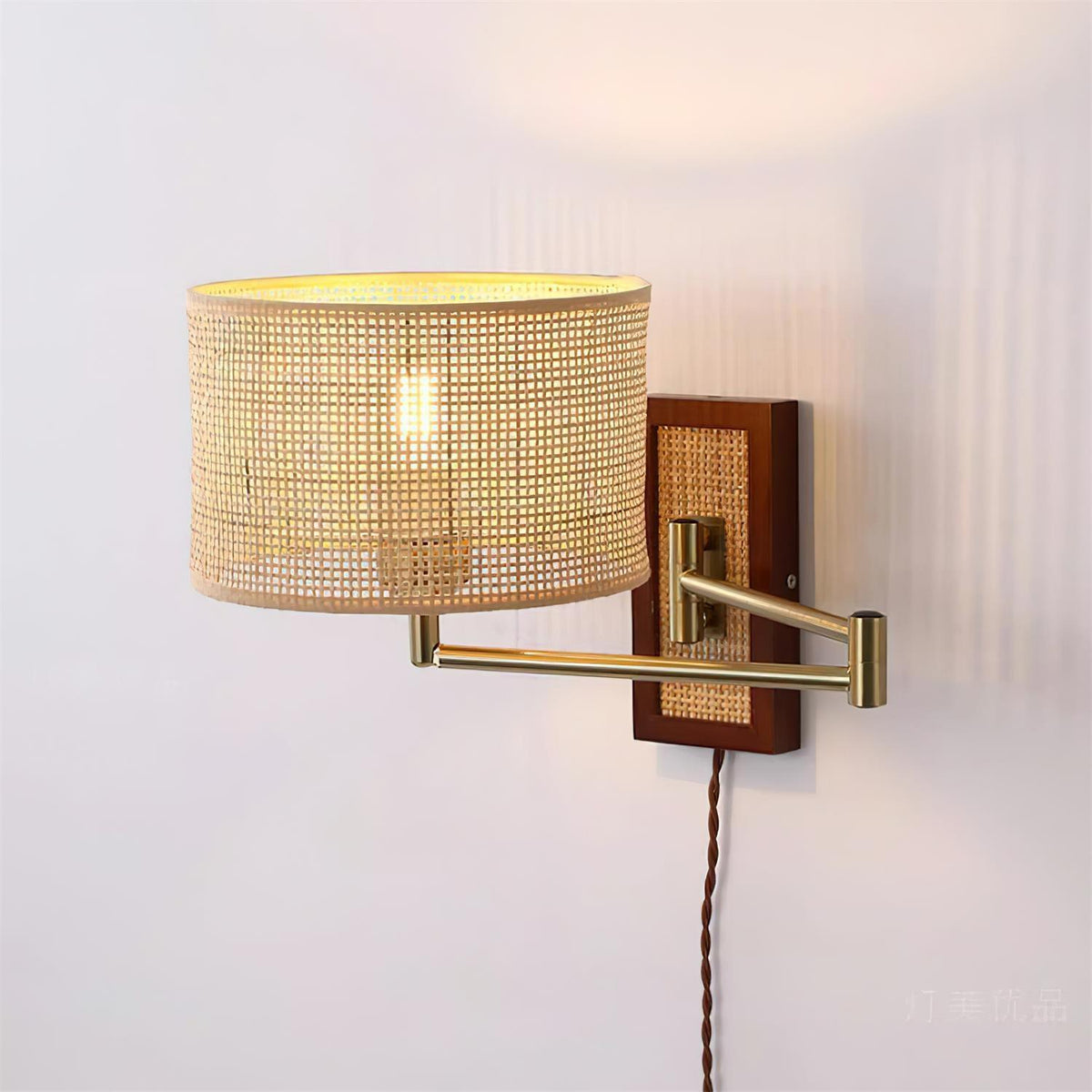 Fynra - Lámpara de Pared con Brazo Móvil de Ratan y Metal – Diseño Moderno y Clásico