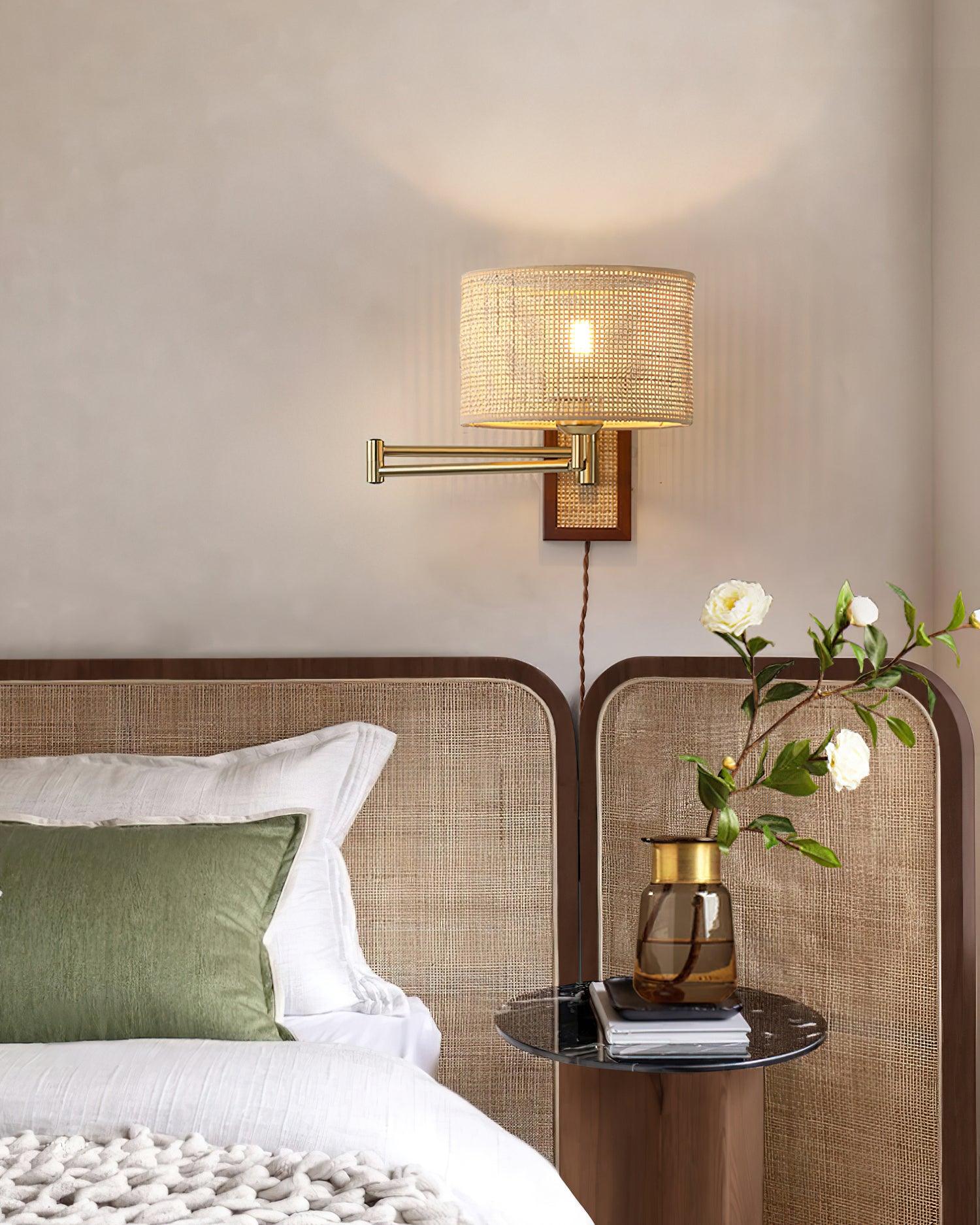 Lámpara de Pared con Brazo Móvil de Ratan y Metal – Diseño Moderno y Clásico 3