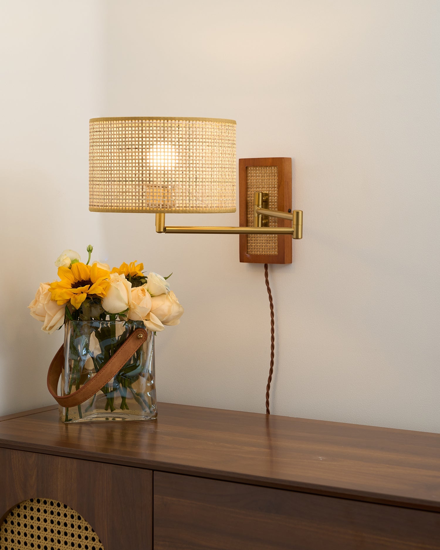 Lámpara de Pared con Brazo Móvil de Ratan y Metal – Diseño Moderno y Clásico 8