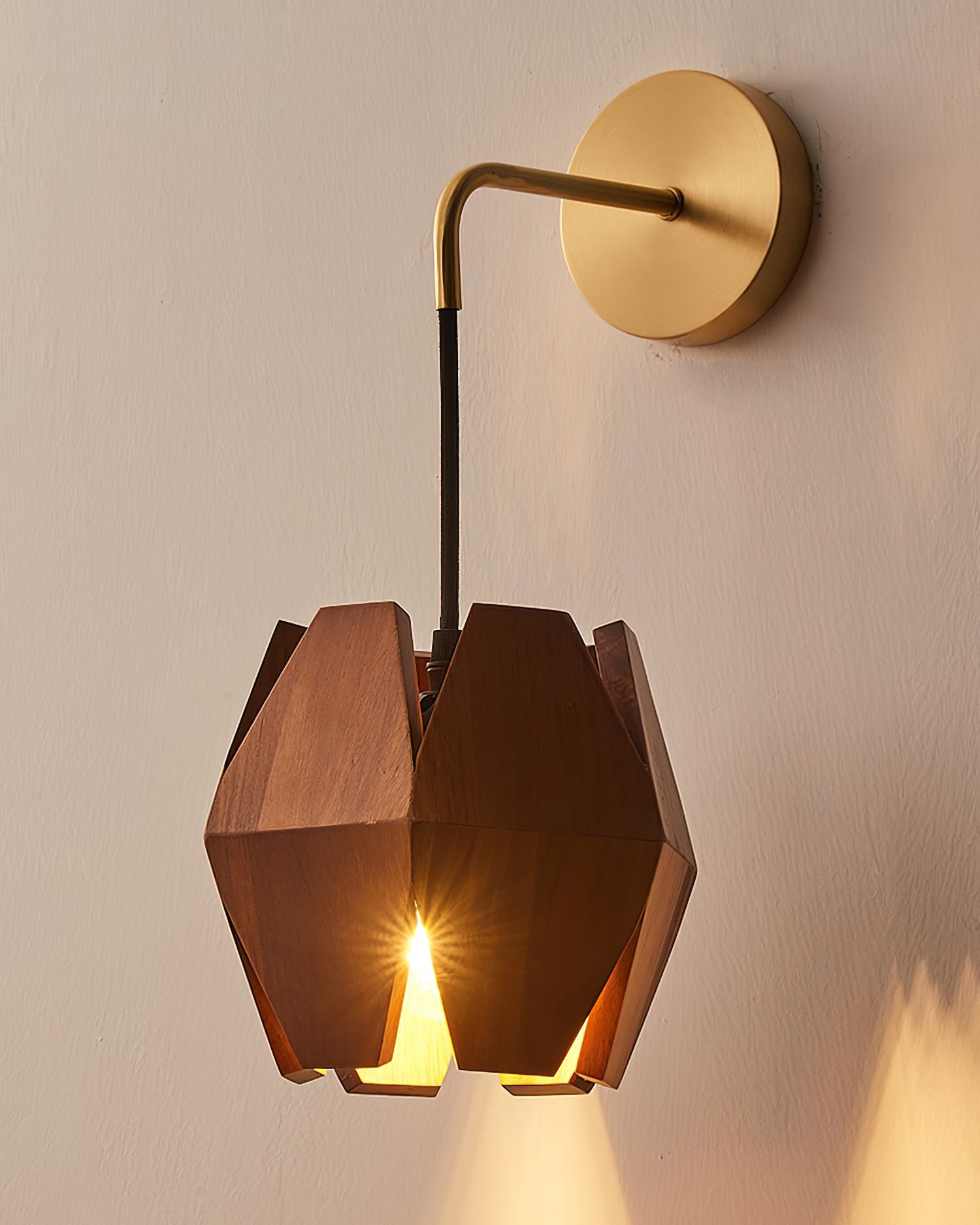 Lámpara de Pared de Madera Astris con Detalles Metálicos – Diseño Minimalista y Funcional 7