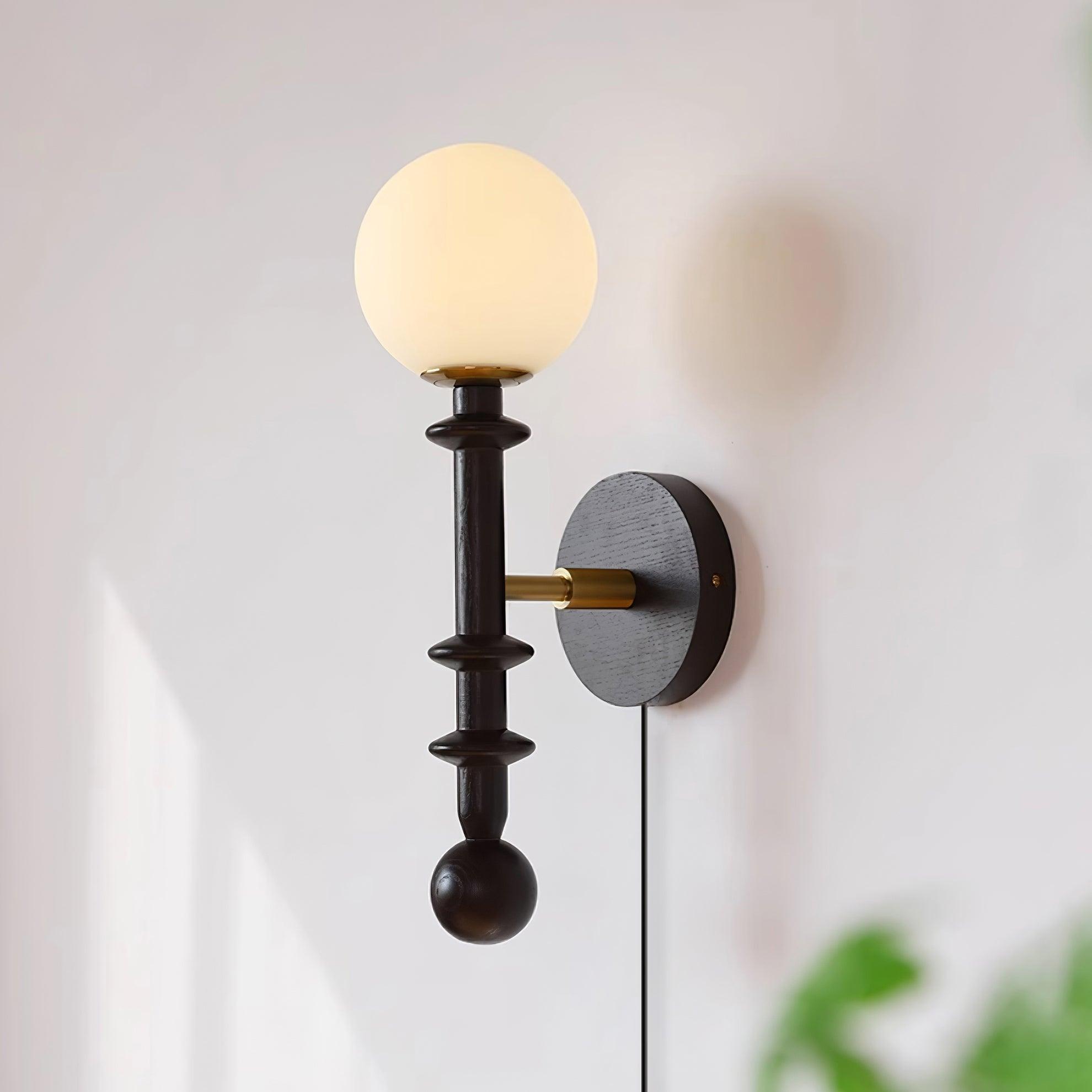 Lámpara de Pared de Madera Coslett con Diseño Moderno y Acabados en Latón 2