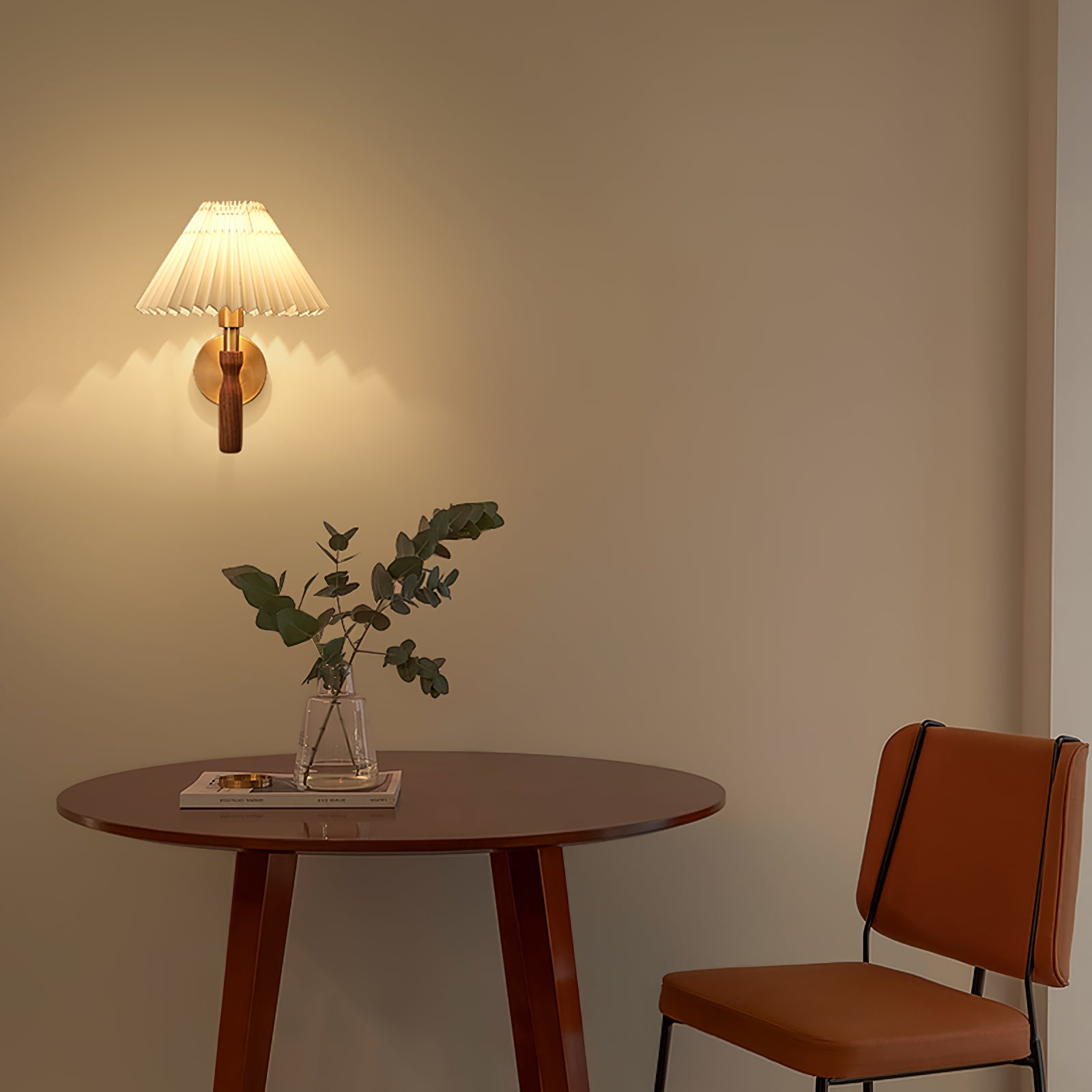 Lámpara de Pared de Madera Maison con Brazo de Latón y Pantalla Blanca – Aplique Pared Moderno para Interiores Elegantes 3