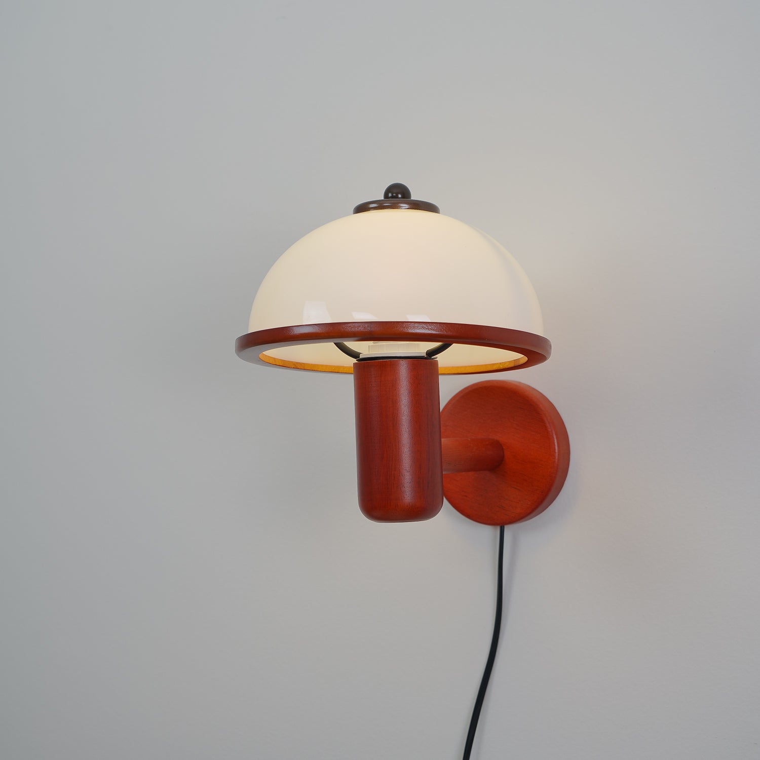 Lámpara de Pared de Madera de Roble con Pantalla Blanca – Diseño Orgánico y Elegante 3
