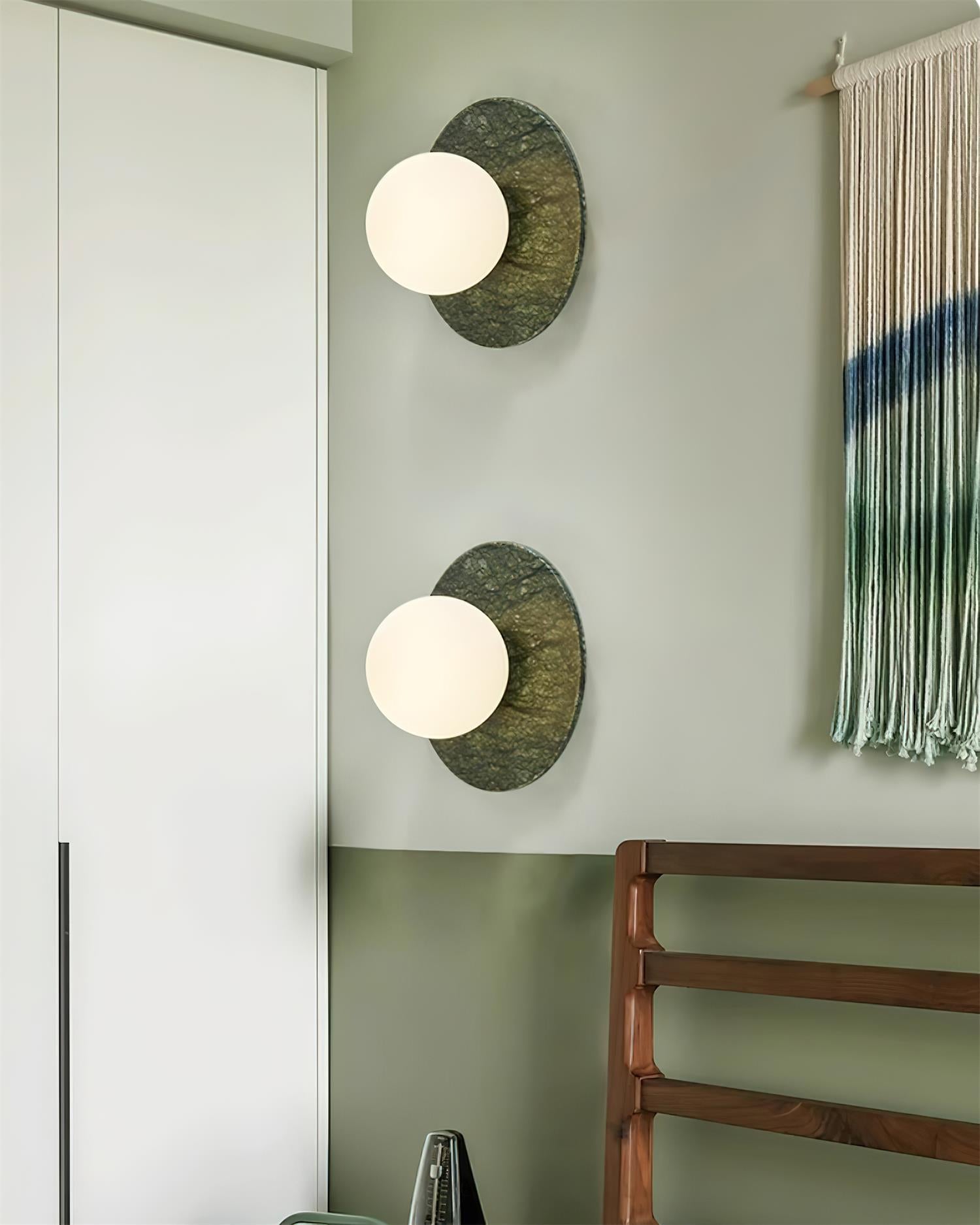 Lámpara de Pared de Mármol Verde con Esfera de Vidrio Opalino – Diseño Contemporáneo y Elegante 5