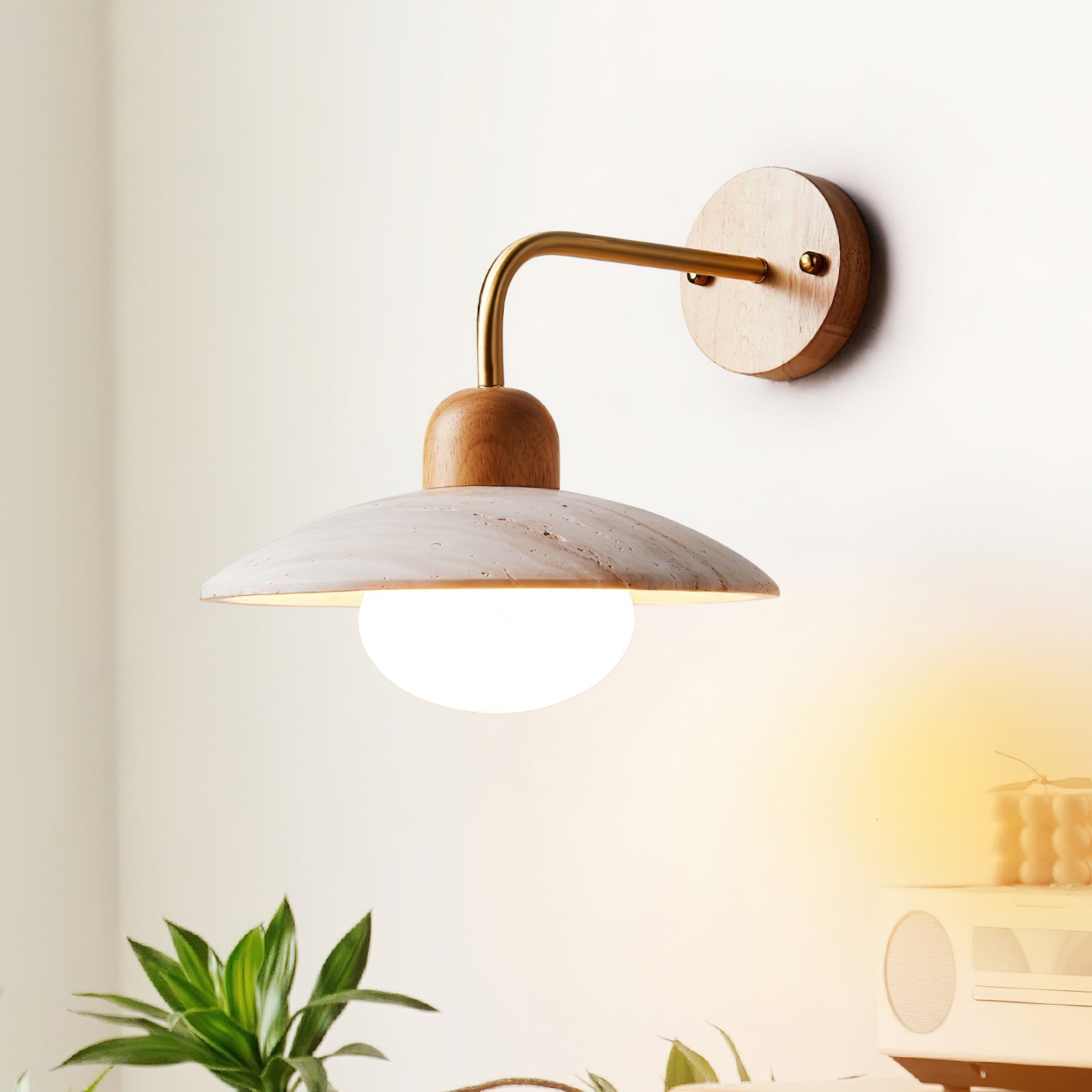 Lámpara de Pared de Travertino Amarillo con Detalles en Madera y Brazo de Latón Cepillado 2