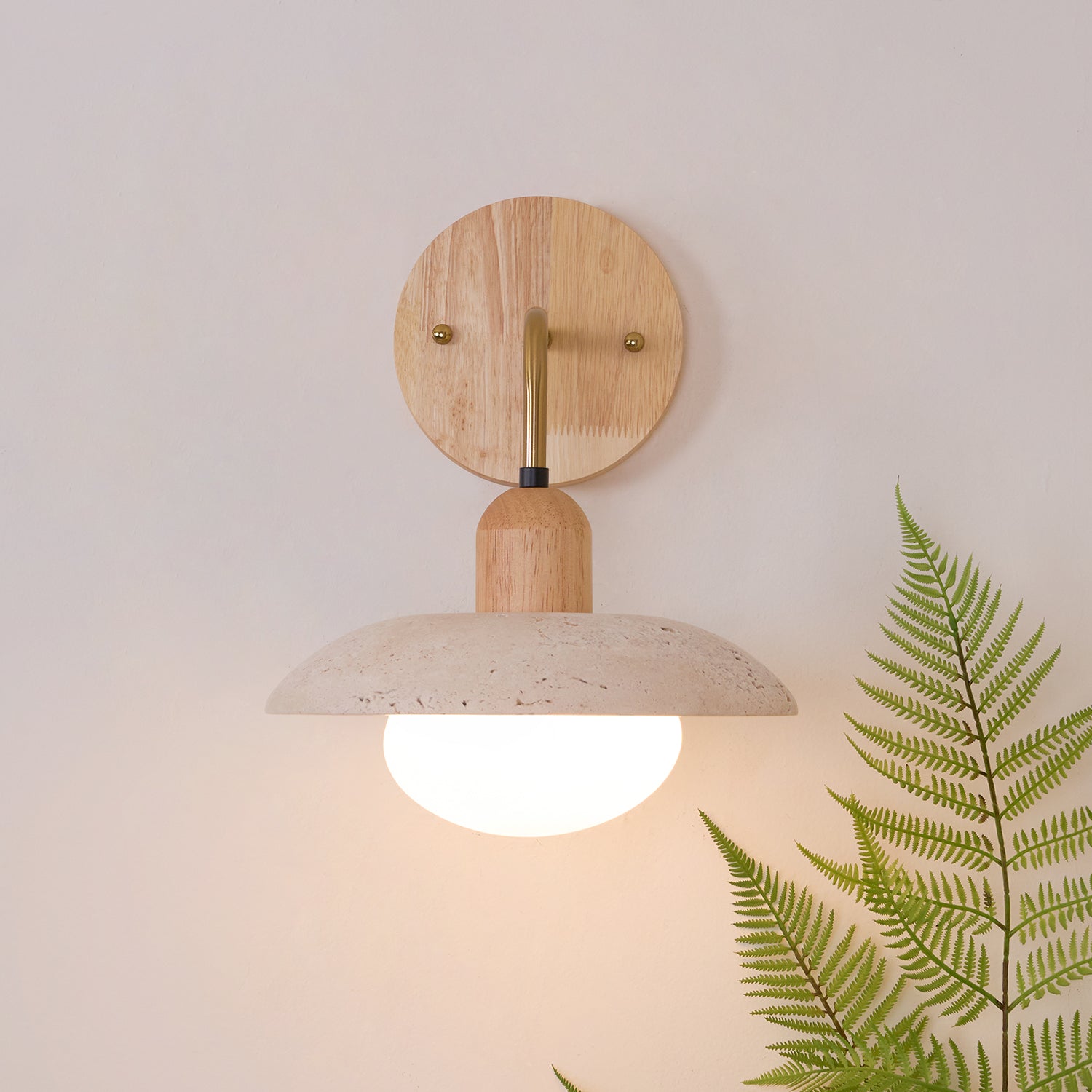 Lámpara de Pared de Travertino Amarillo con Detalles en Madera y Brazo de Latón Cepillado 3