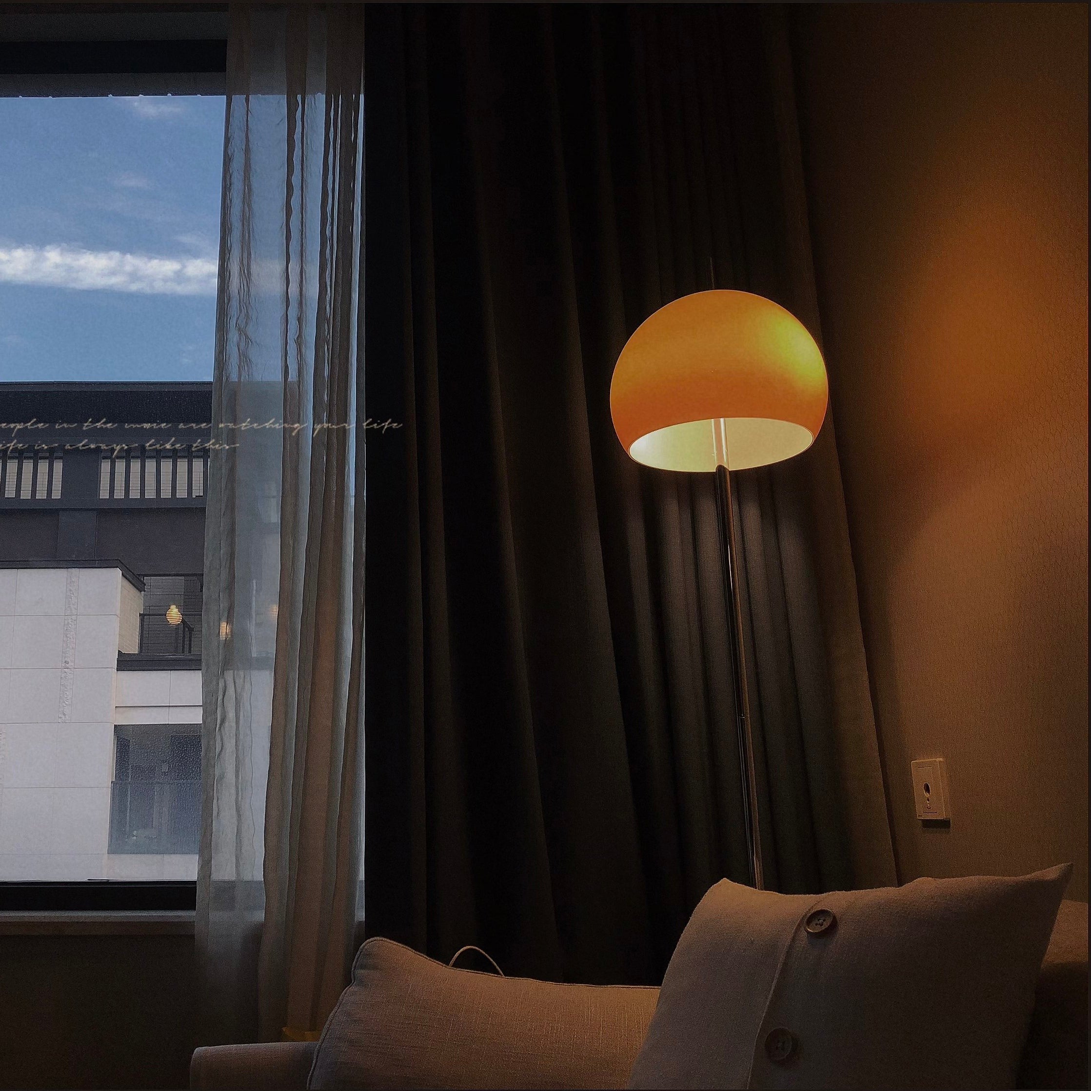 Lámpara de Pie Clásica Negra con Pantalla Marrón para Salón - Diseño Elegante y Acogedor, Ideal para Iluminar Espacios 7