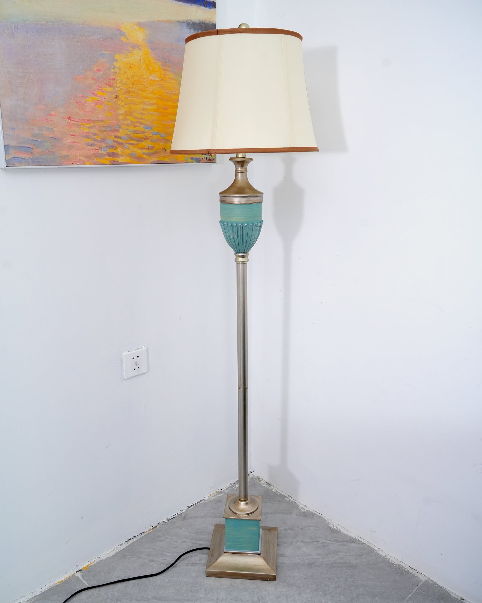 Lámpara de Pie Dorada Art Deco con Base de Resina y Pantalla de Tela para Salón - Ideal para Decoración Moderna 8